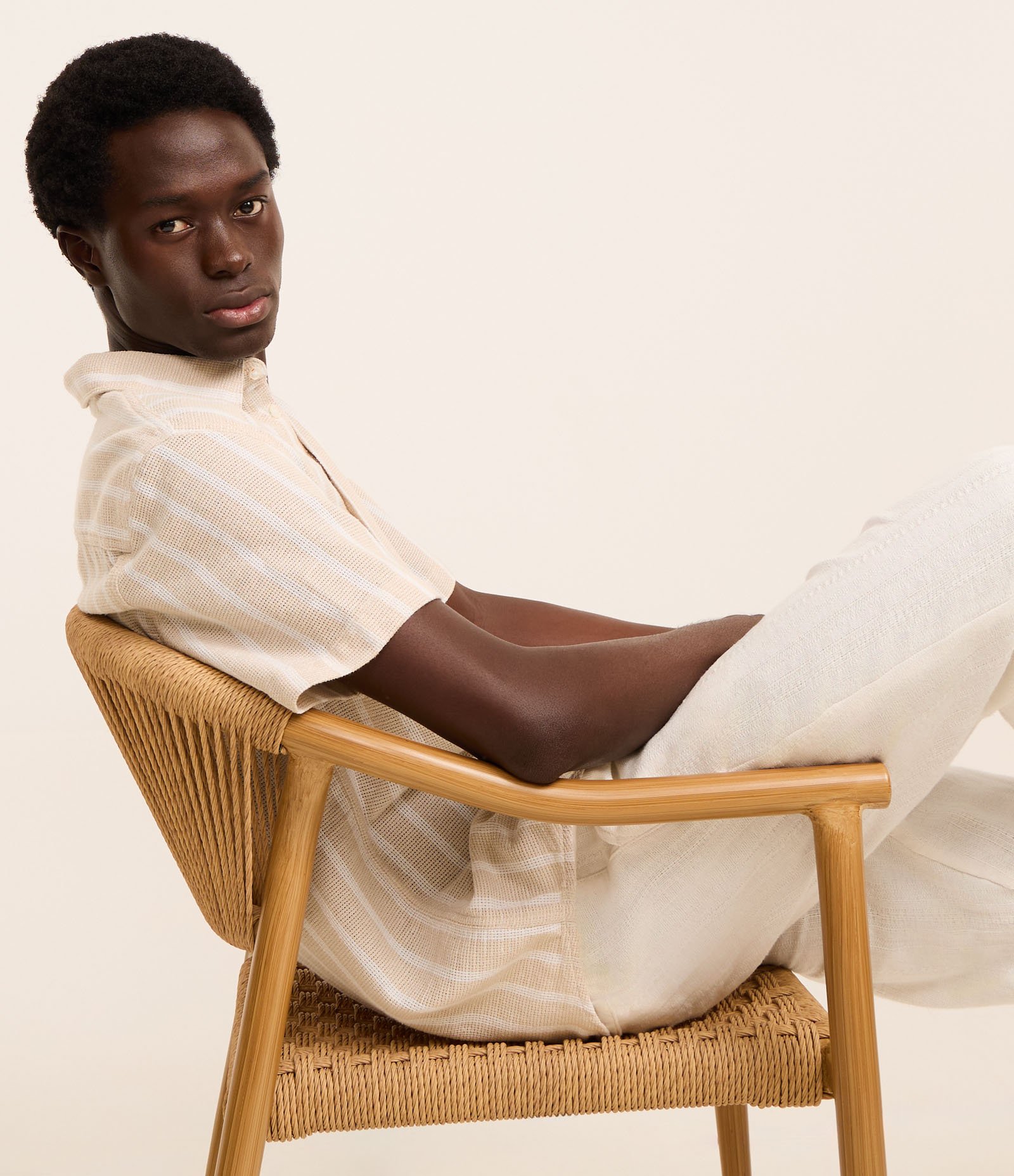 Camisa Maquinetada com Listras Verticais e Textura Bege/Branco 5