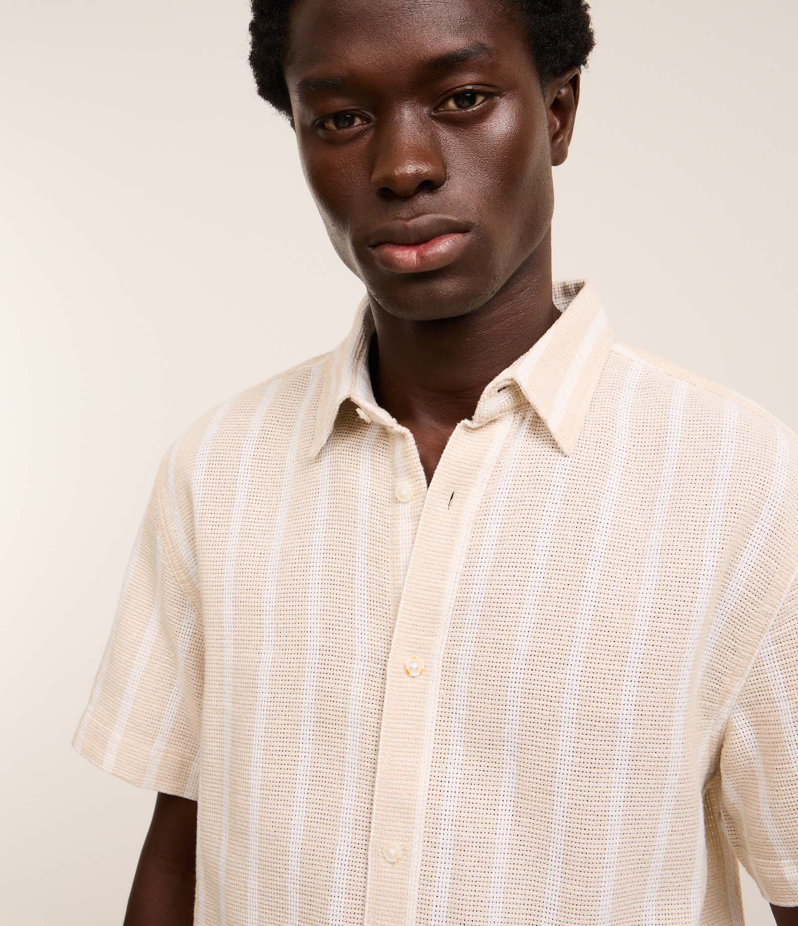 Camisa Maquinetada com Listras Verticais e Textura Bege/Branco 6