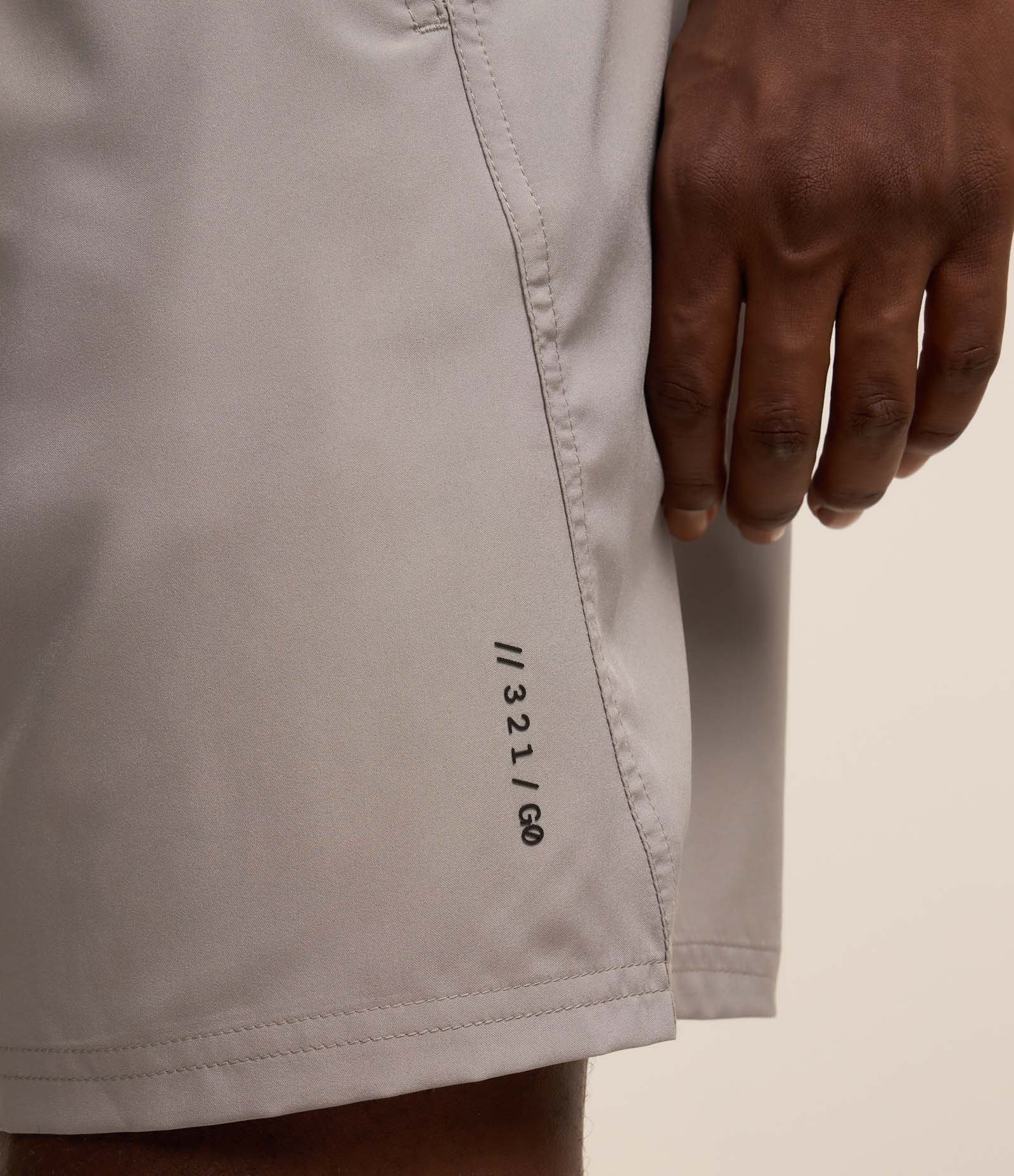 Bermuda Esportiva com Cós Elástico e Cordão Cinza 5