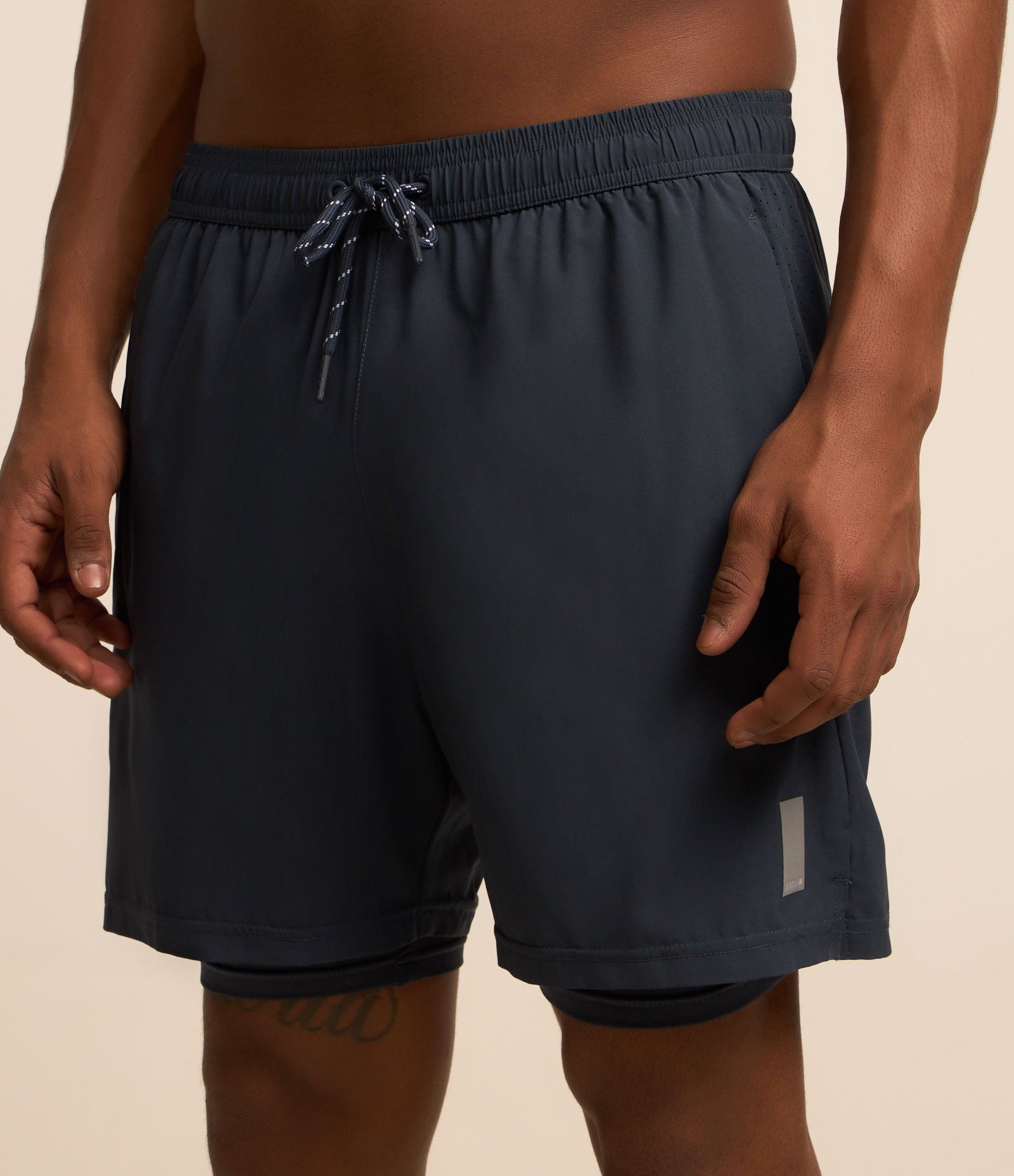 Bermuda Esportiva com Short de Compressão Azul Marinho 2