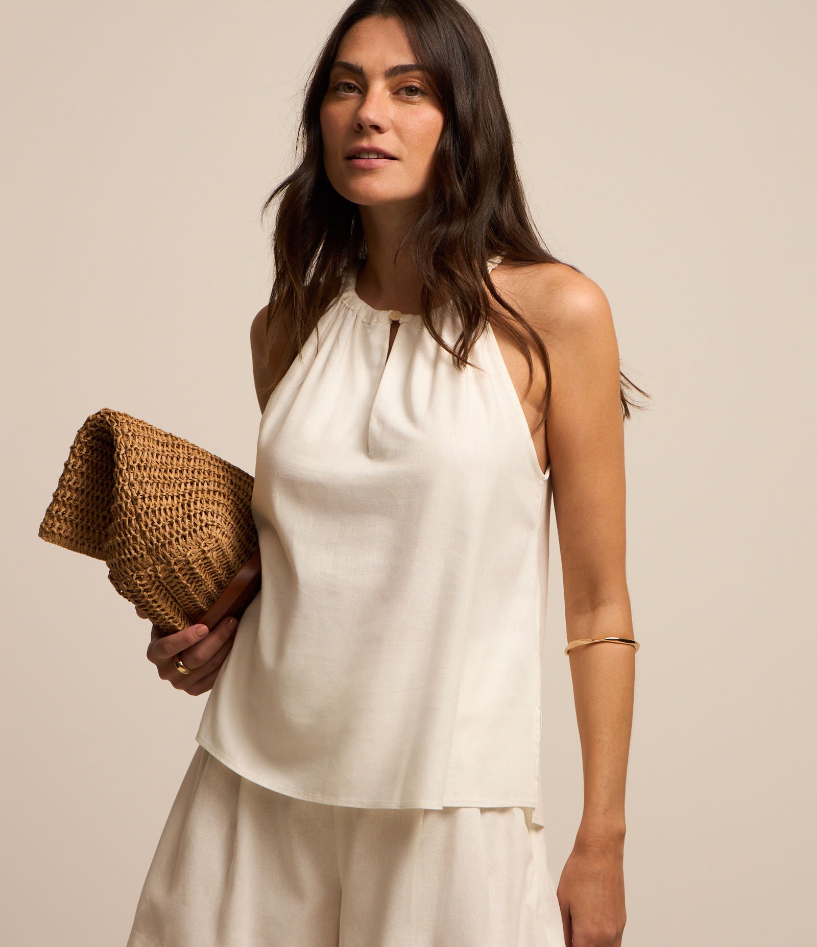 Blusa Regata em Viscolinho Gola com Abertura Franzida e Botão Branco 1