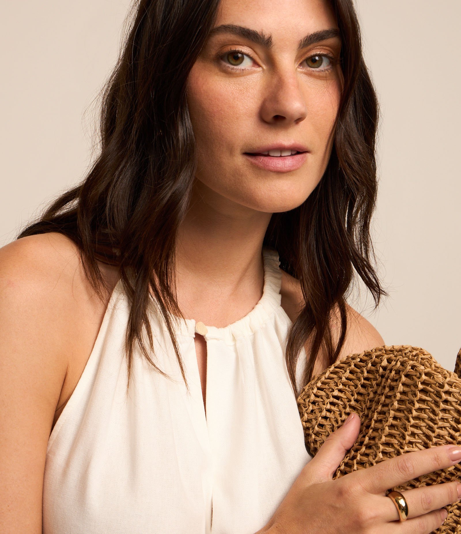 Blusa Regata em Viscolinho Gola com Abertura Franzida e Botão Branco 3