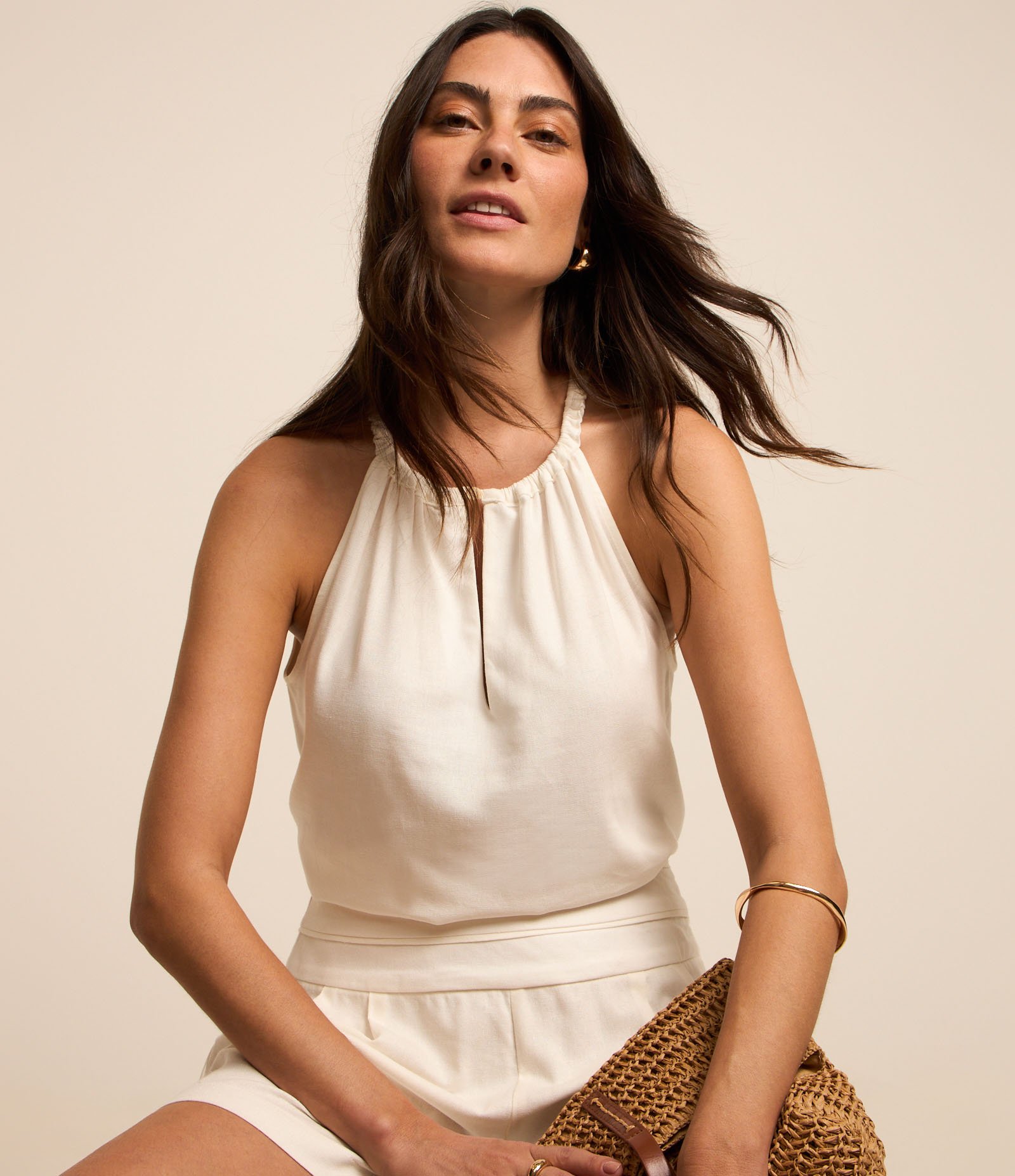 Blusa Regata em Viscolinho Gola com Abertura Franzida e Botão Branco 4