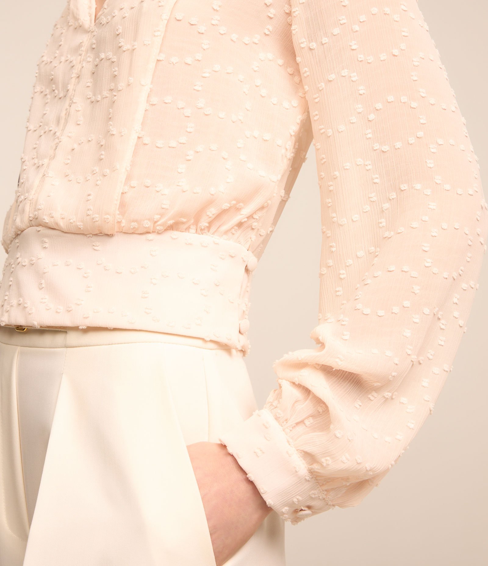 Blusa em Chiffon com Decote V e Texturas Off White 3