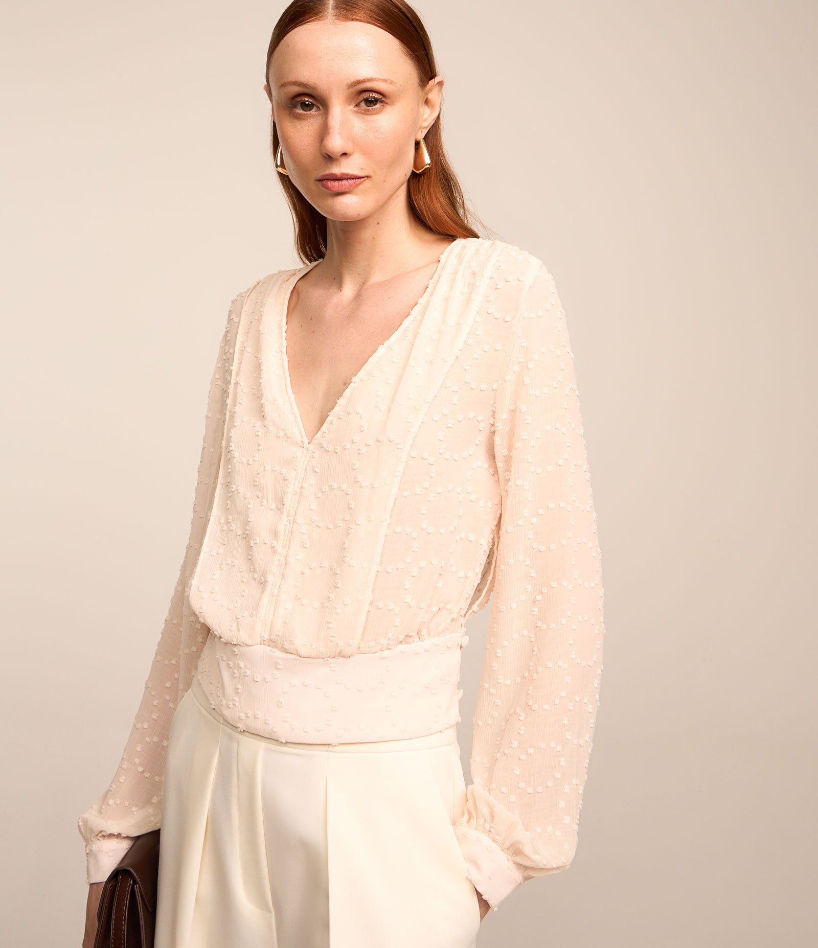 Blusa em Chiffon com Decote V e Texturas Off White 5