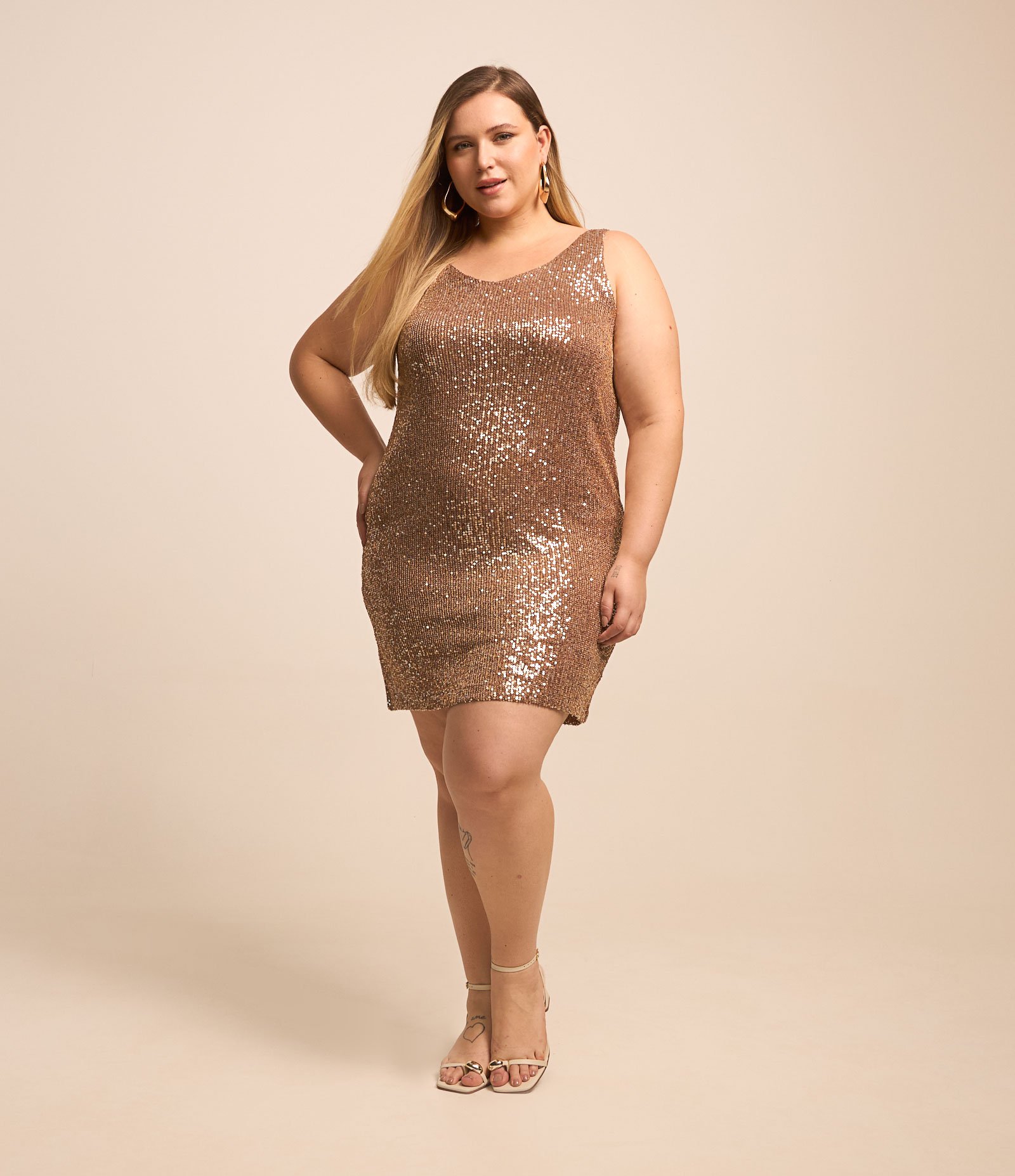 Vestido Curto em Paetê com Alças Médias Curve & Plus Size Dourado 2