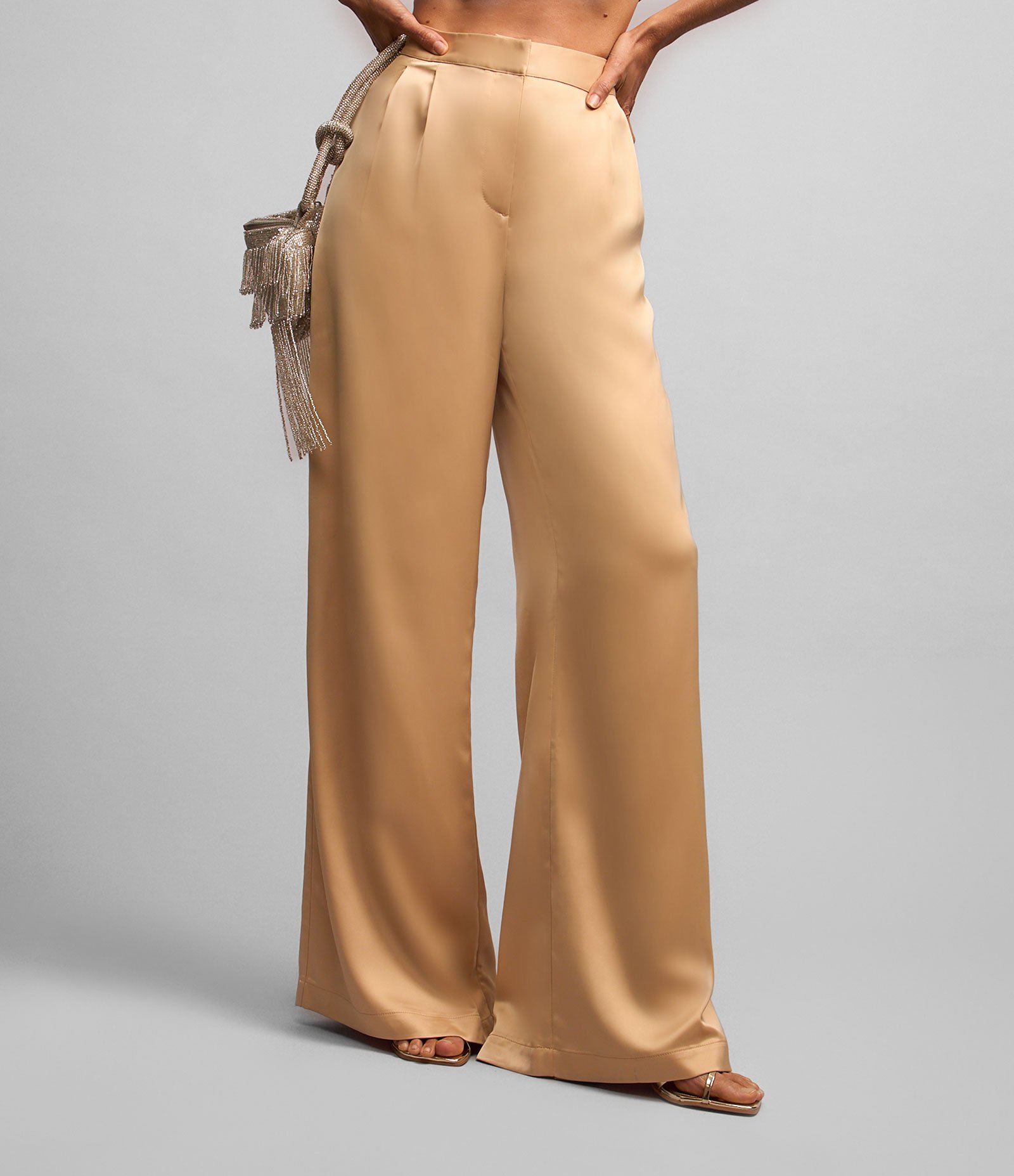 Calça Pantalona Acetinada com Cintura Média com Pregas Bege 2