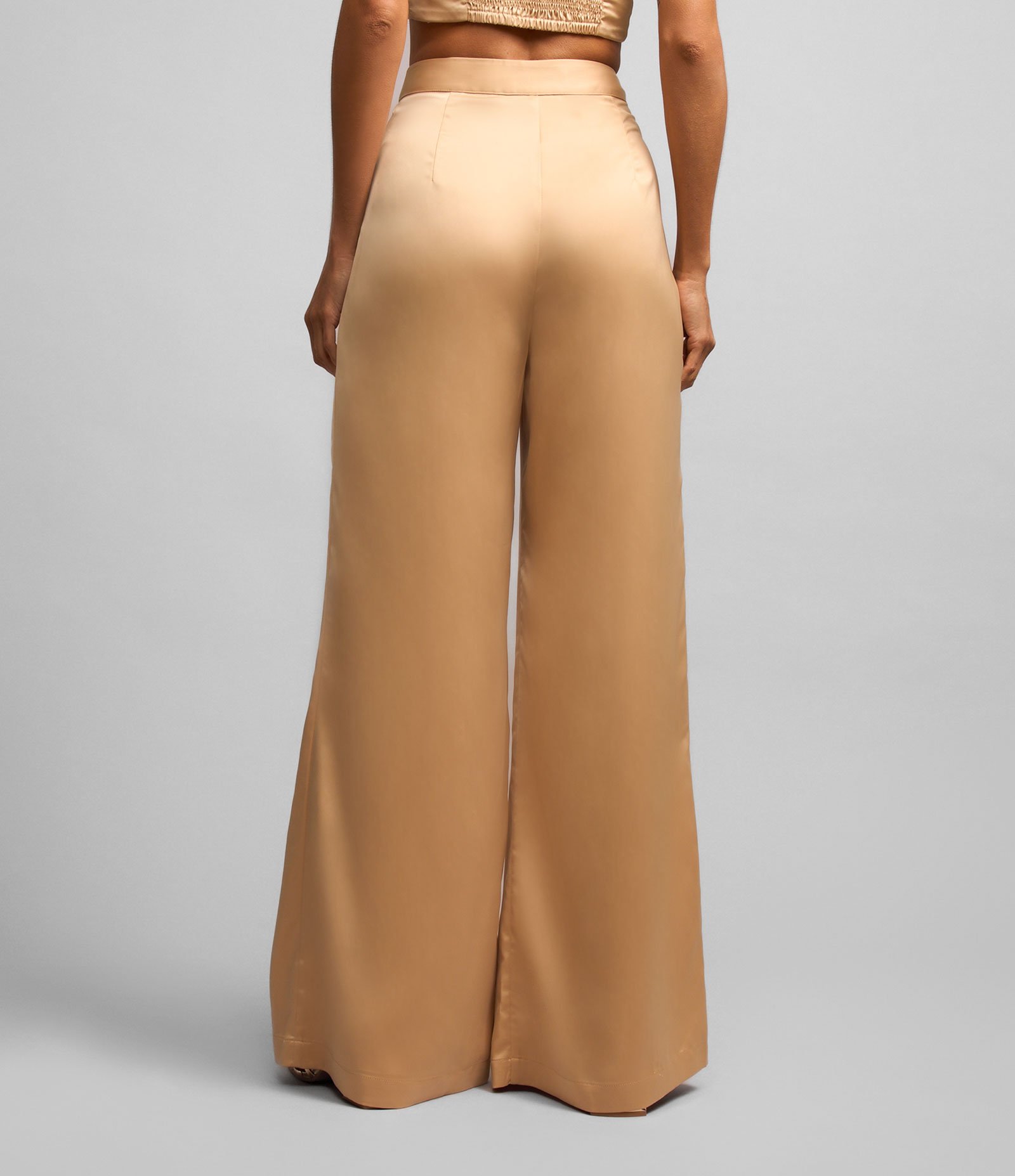 Calça Pantalona Acetinada com Cintura Média com Pregas Bege 3