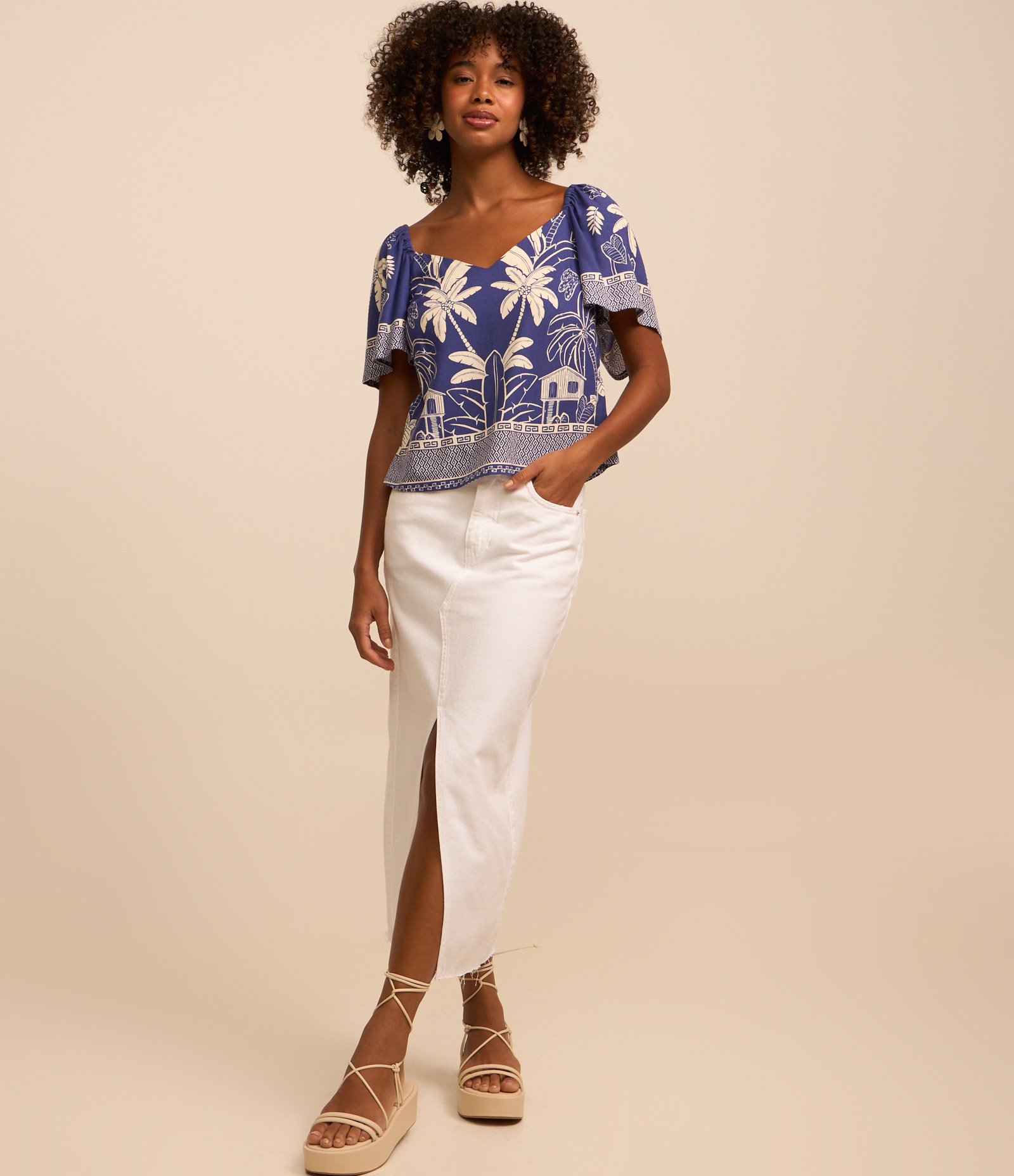 Blusa Curta em Viscose e Linho com Estampa Tropical Azul 2