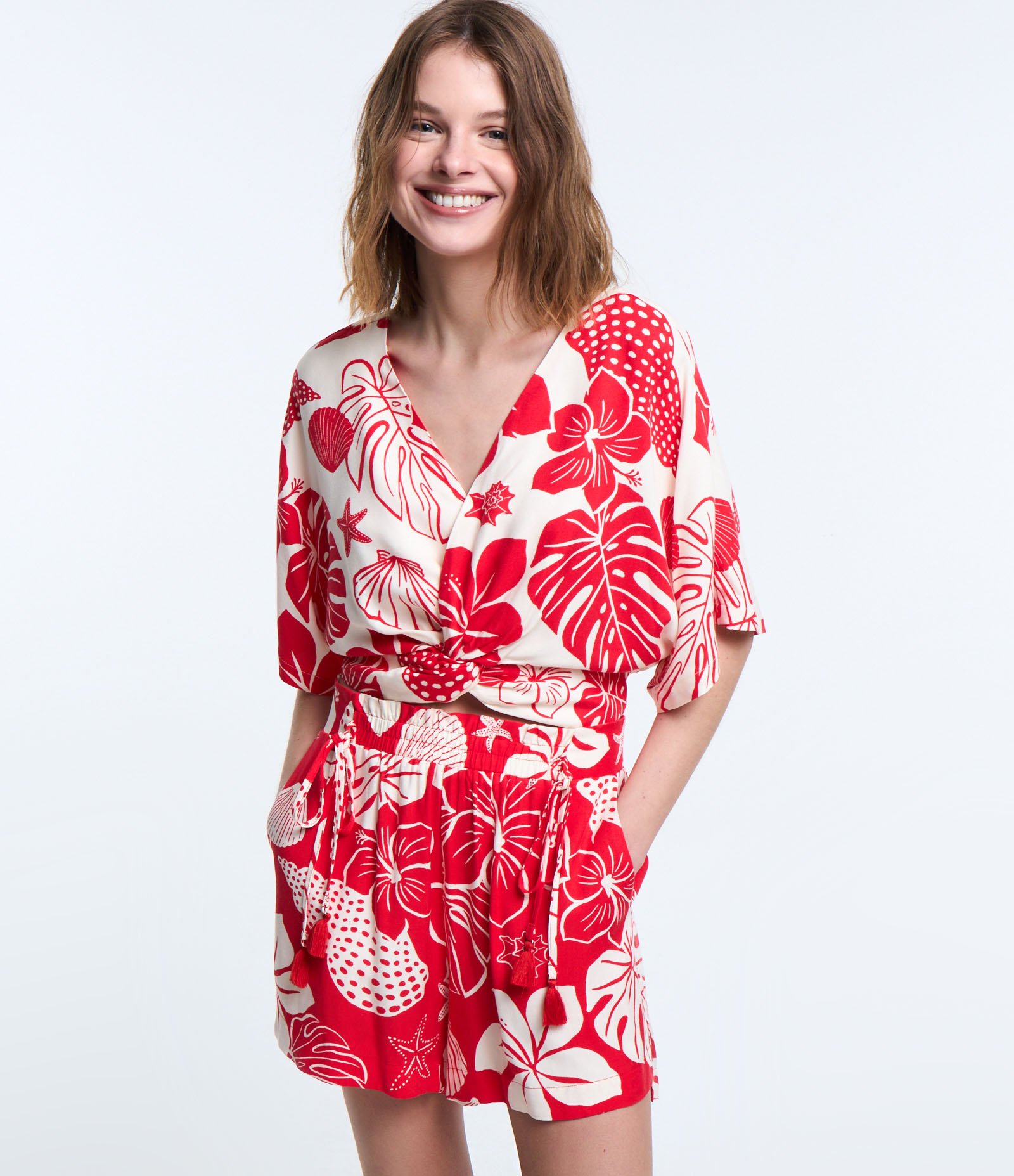Short Curto em Viscose com Amarração e Estampa Tropical Vermelho 2