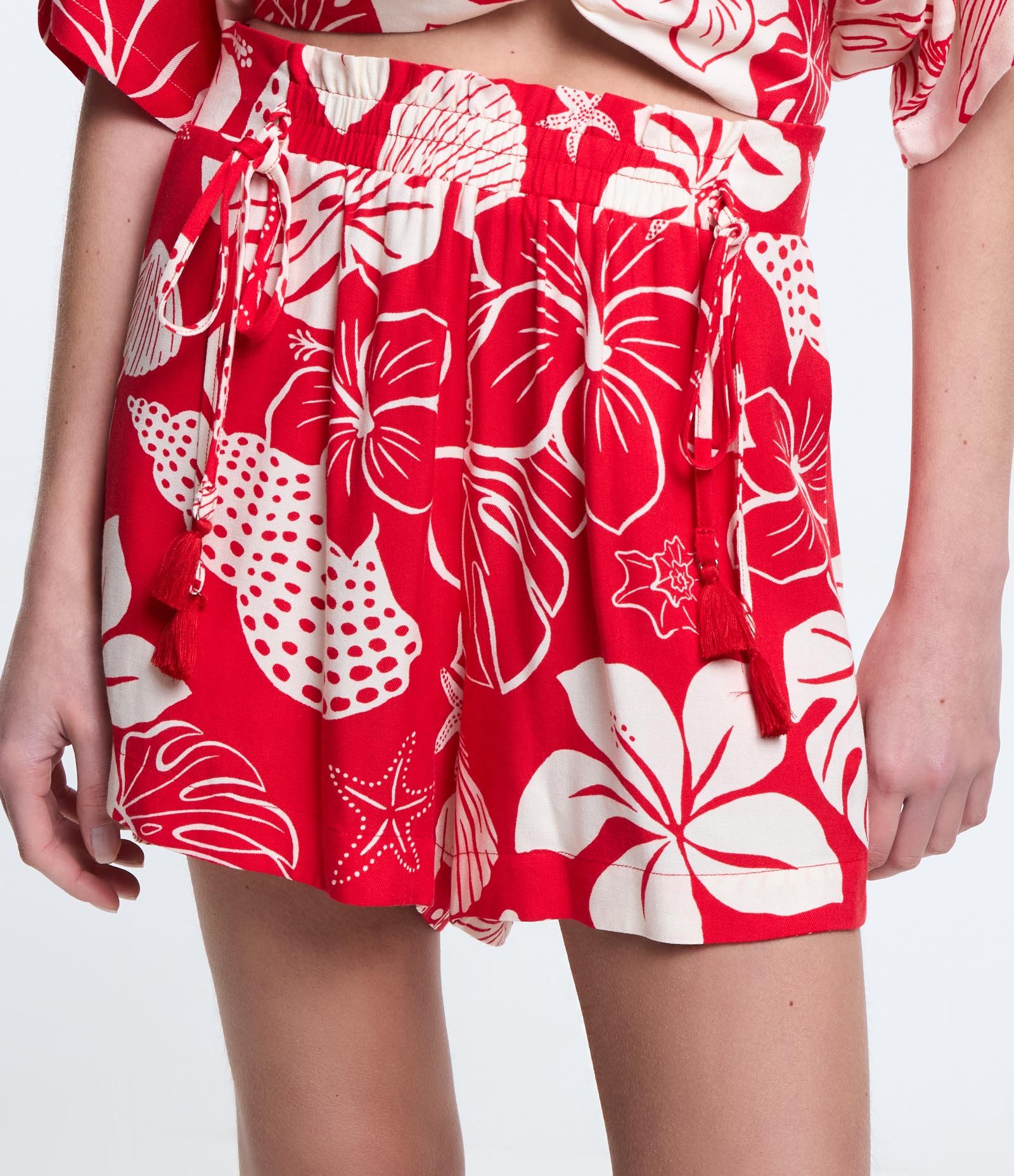 Short Curto em Viscose com Amarração e Estampa Tropical Vermelho 3