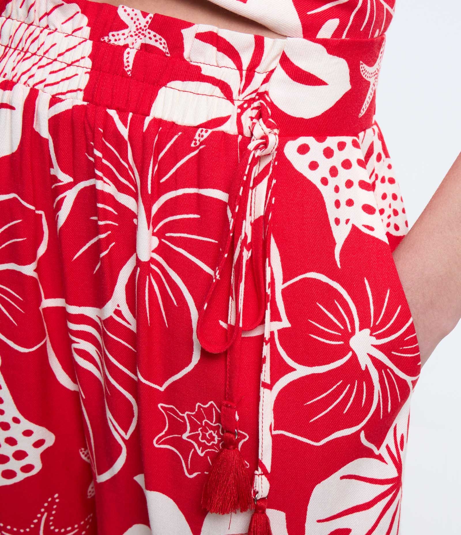 Short Curto em Viscose com Amarração e Estampa Tropical Vermelho 4