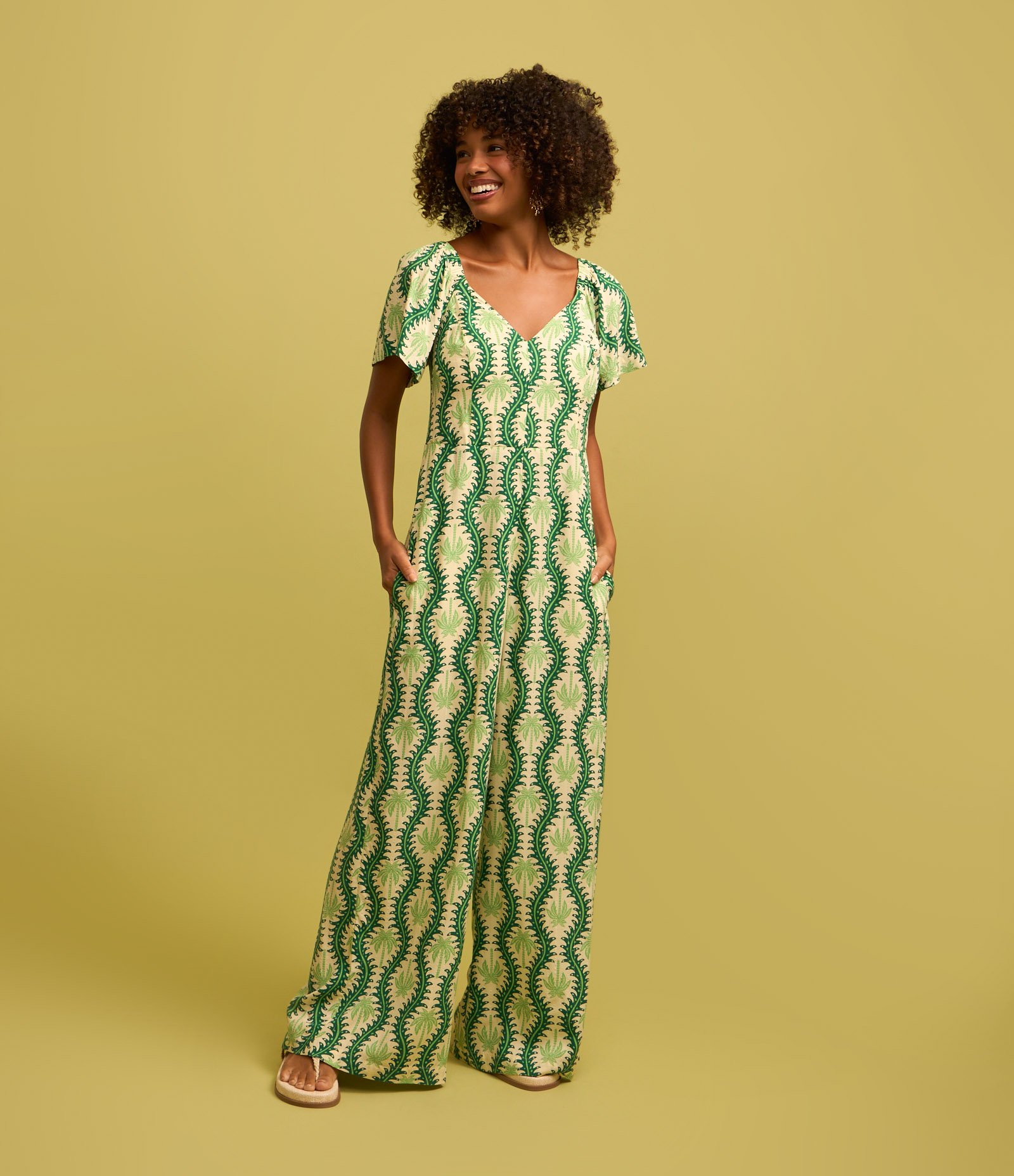 Macacão Pantalona em Viscose com Estampa de Coqueiros Verde 1