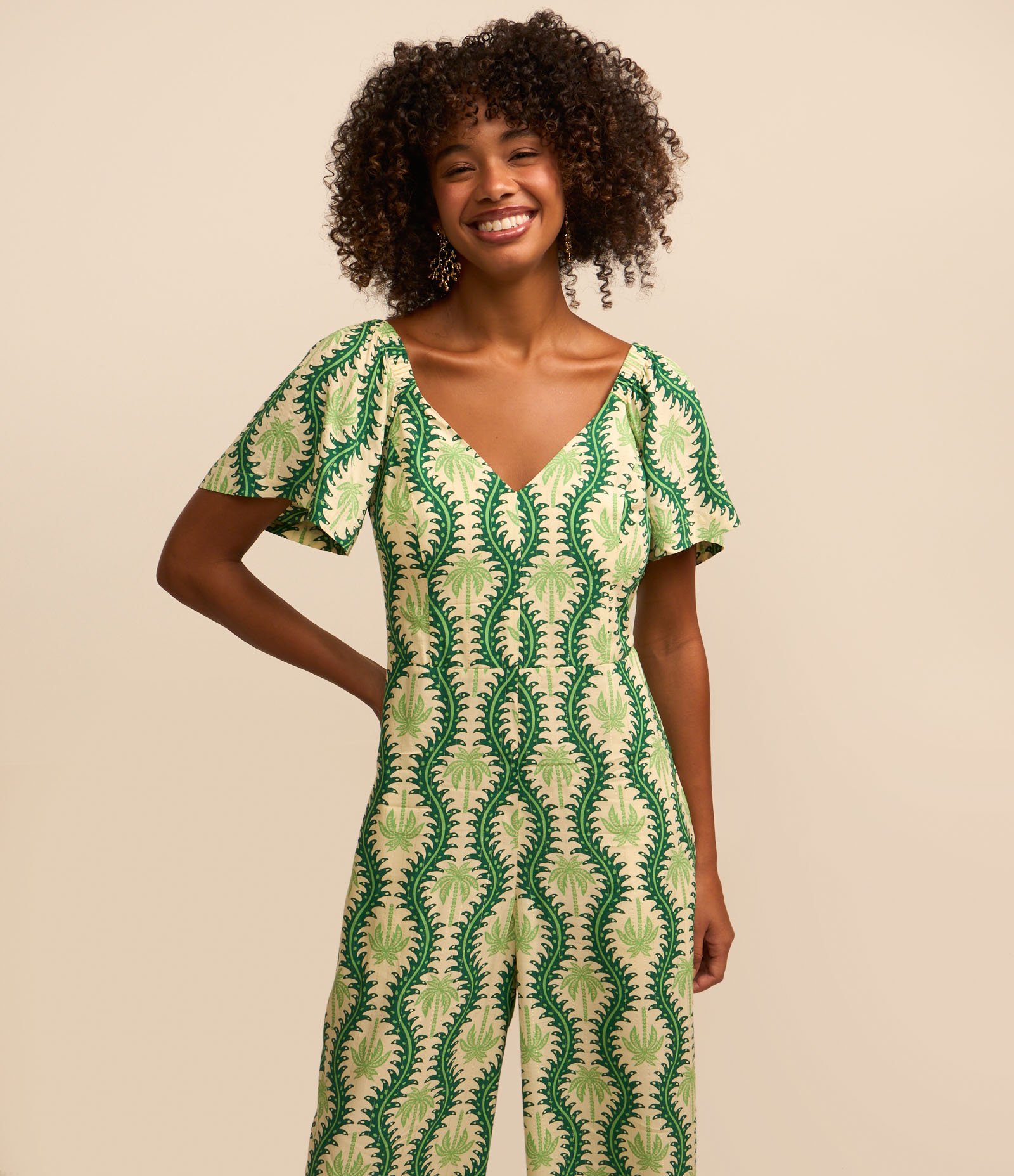 Macacão Pantalona em Viscose com Estampa de Coqueiros Verde 2