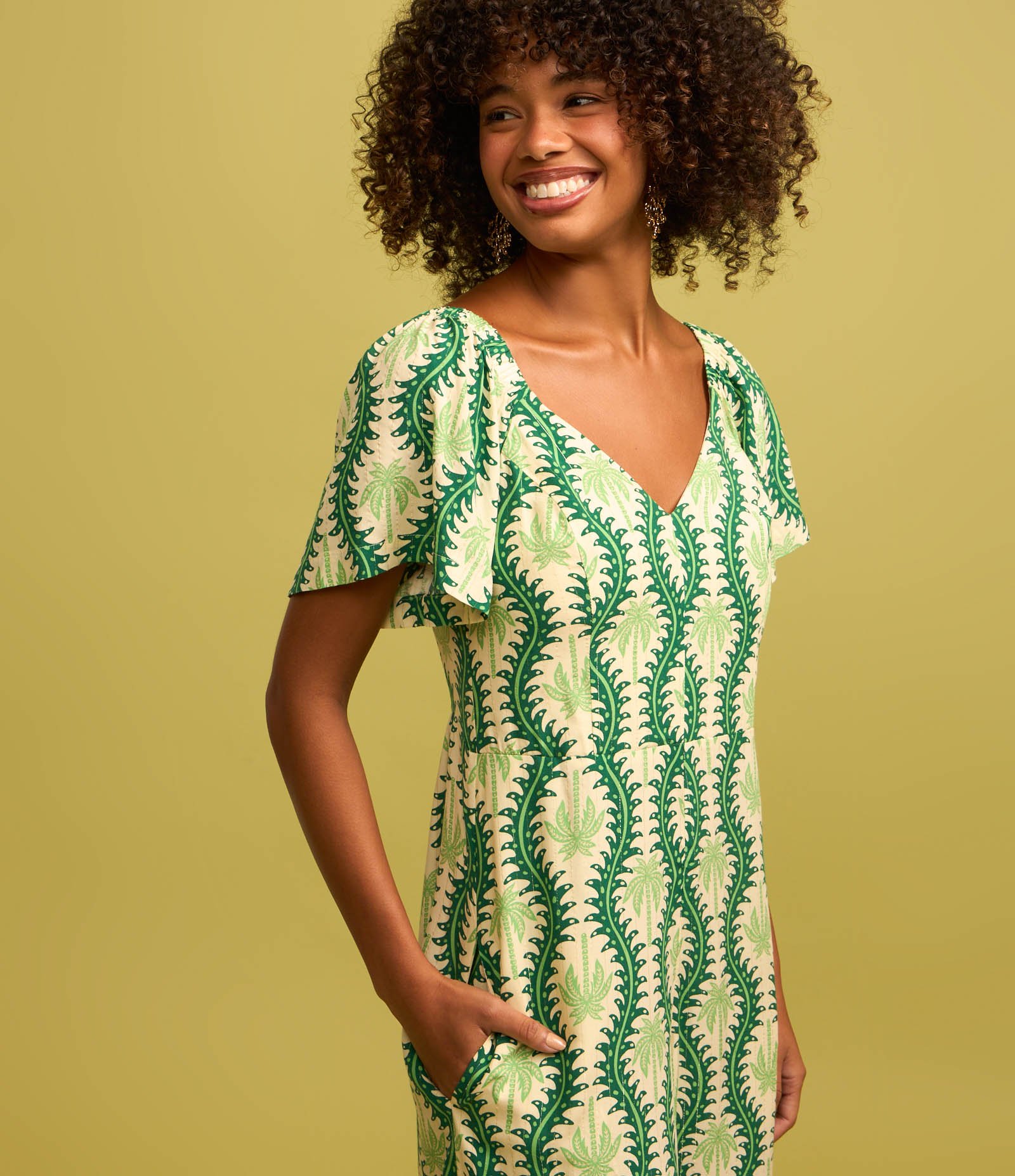 Macacão Pantalona em Viscose com Estampa de Coqueiros Verde 3