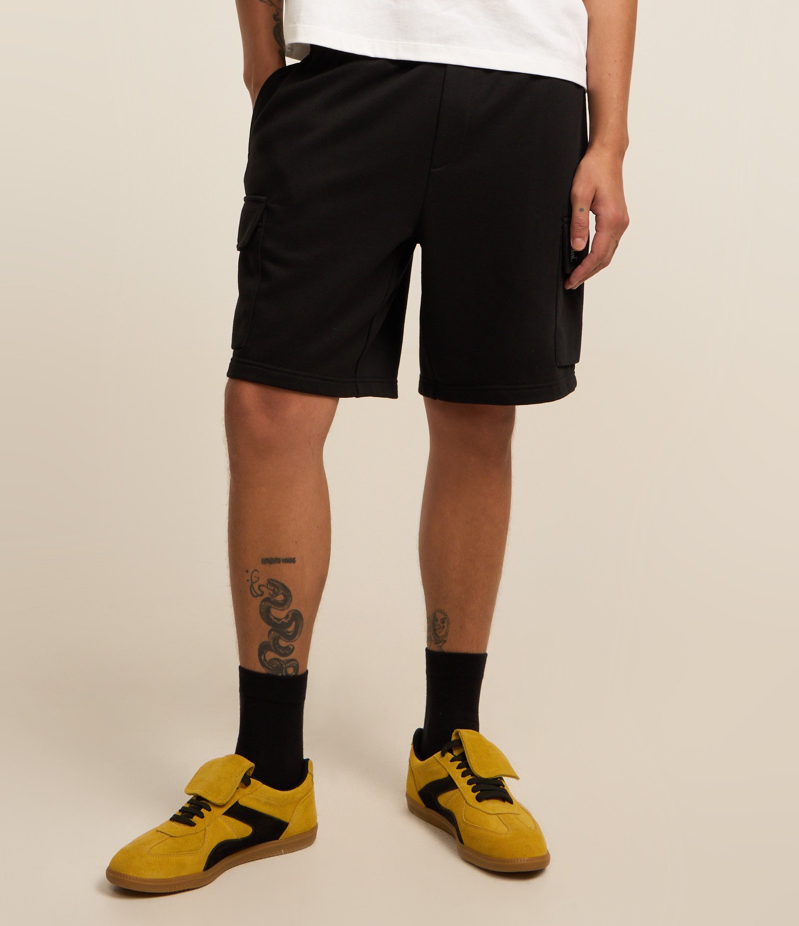 Bermuda Cargo em Moletom French Terry com Estampa Localizada Preto 3