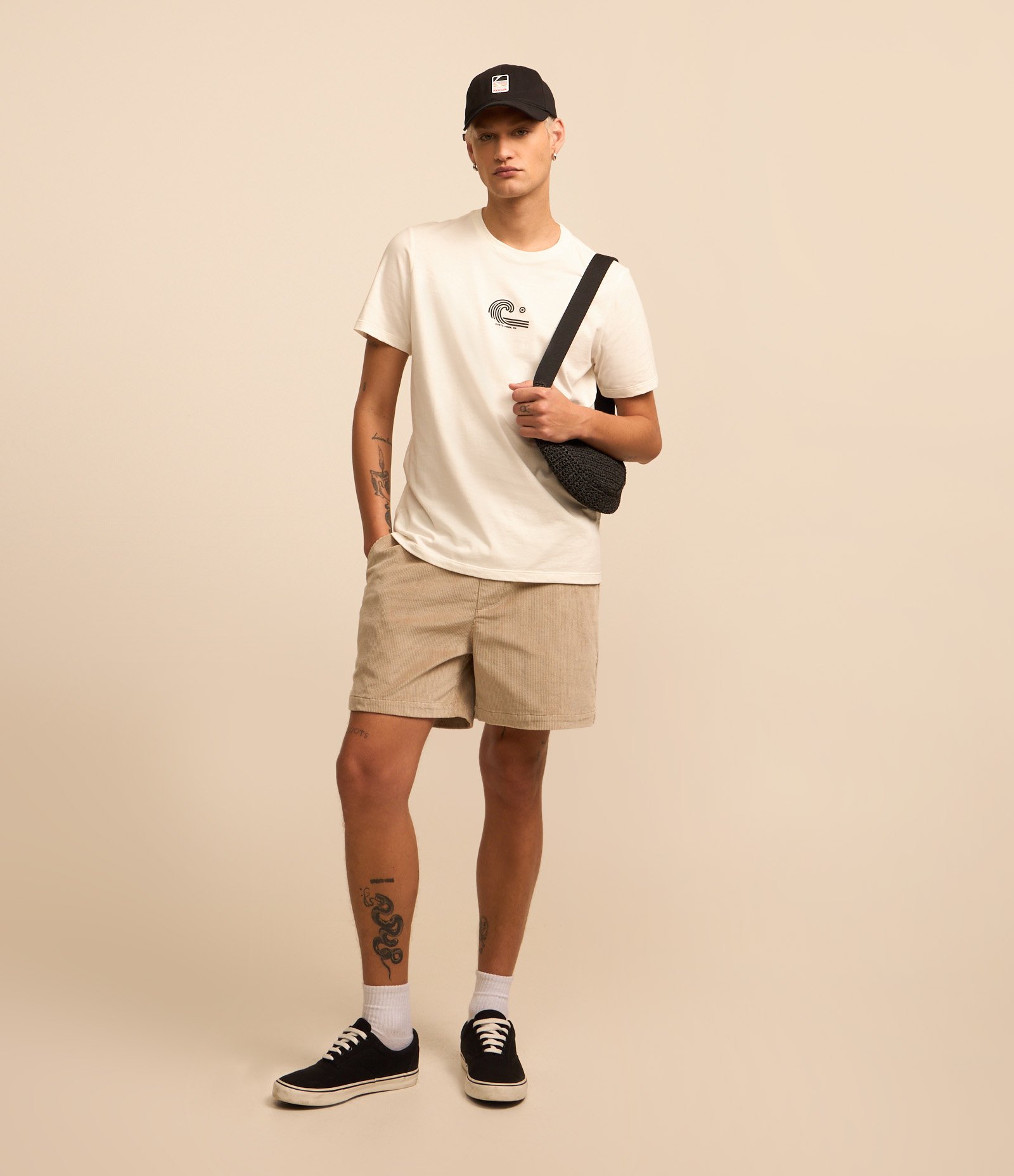 Bermuda em Veludo Cotelê com Cós Elástico e Cordão Marrom Claro 1