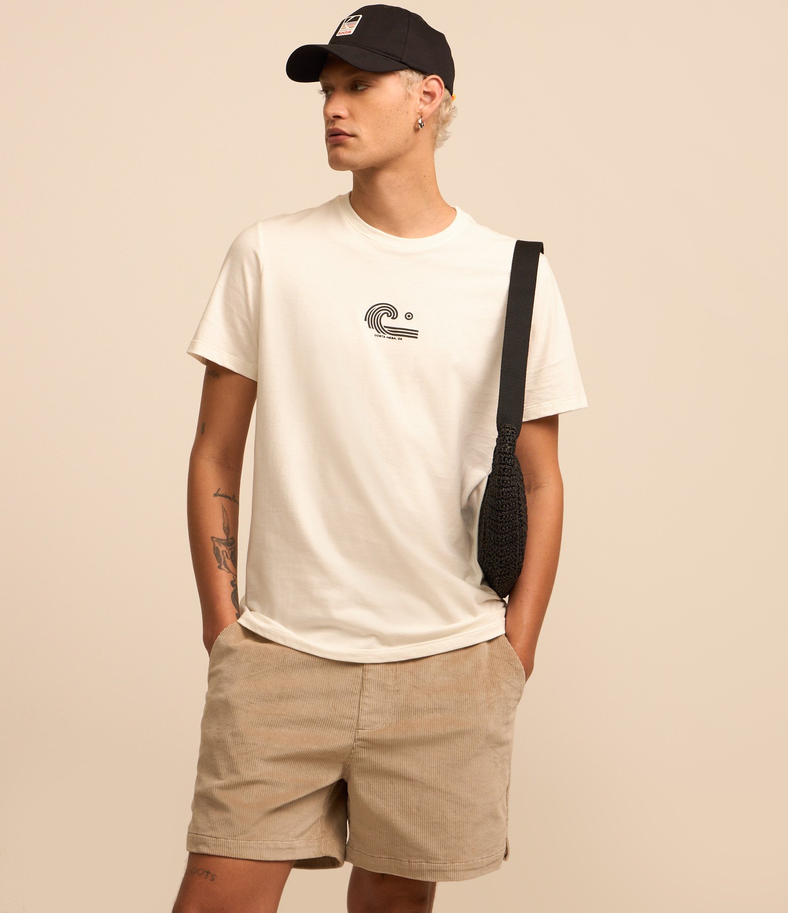 Bermuda em Veludo Cotelê com Cós Elástico e Cordão Marrom Claro 2