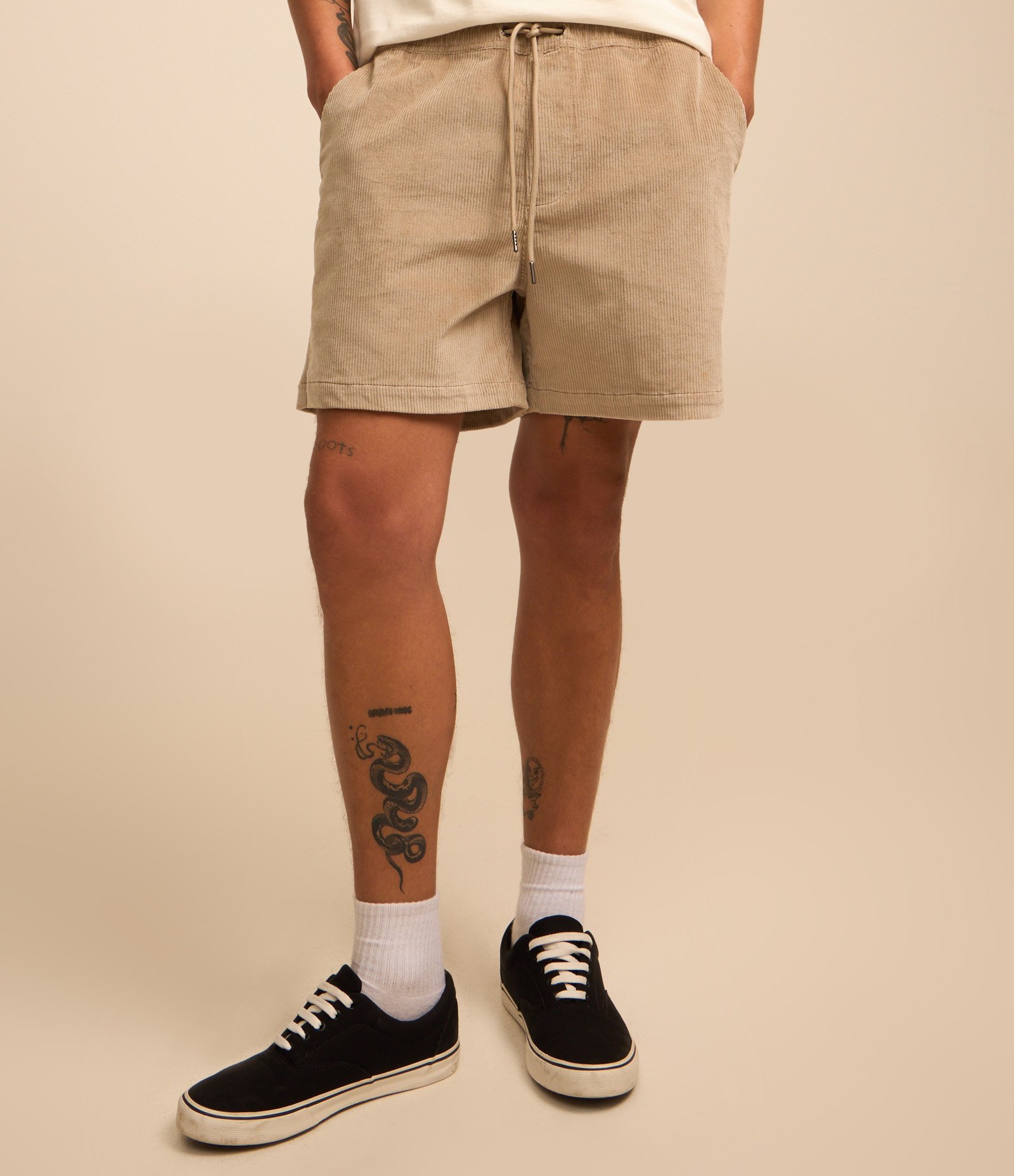 Bermuda em Veludo Cotelê com Cós Elástico e Cordão Marrom Claro 3