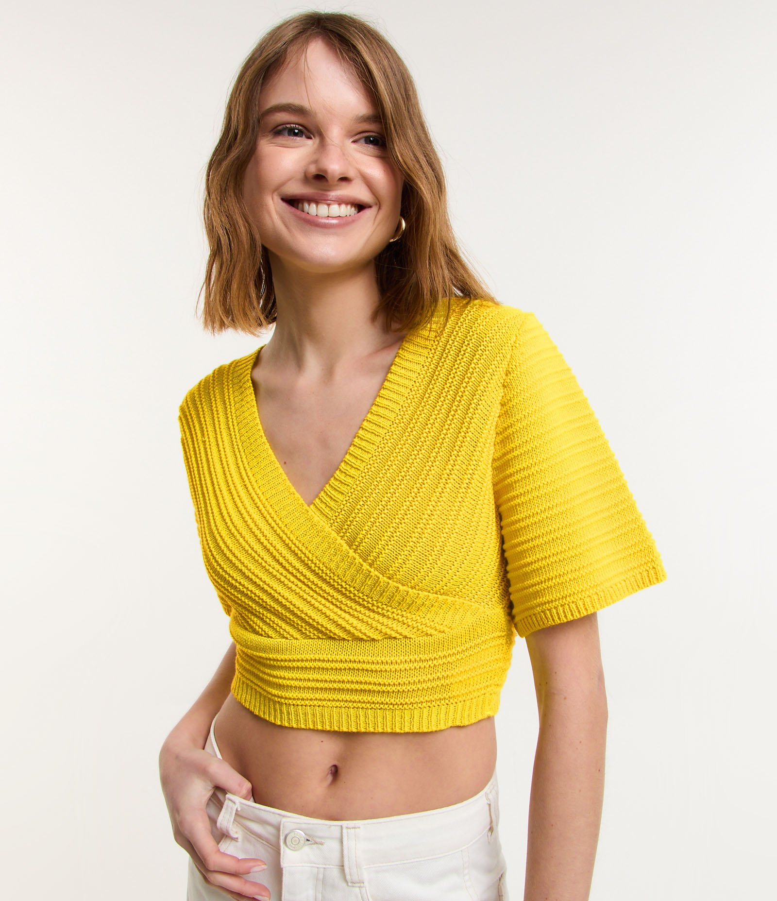 Blusa Cropped em Tricô com Ponto Diferenciado e Manga Curta Amarelo 1