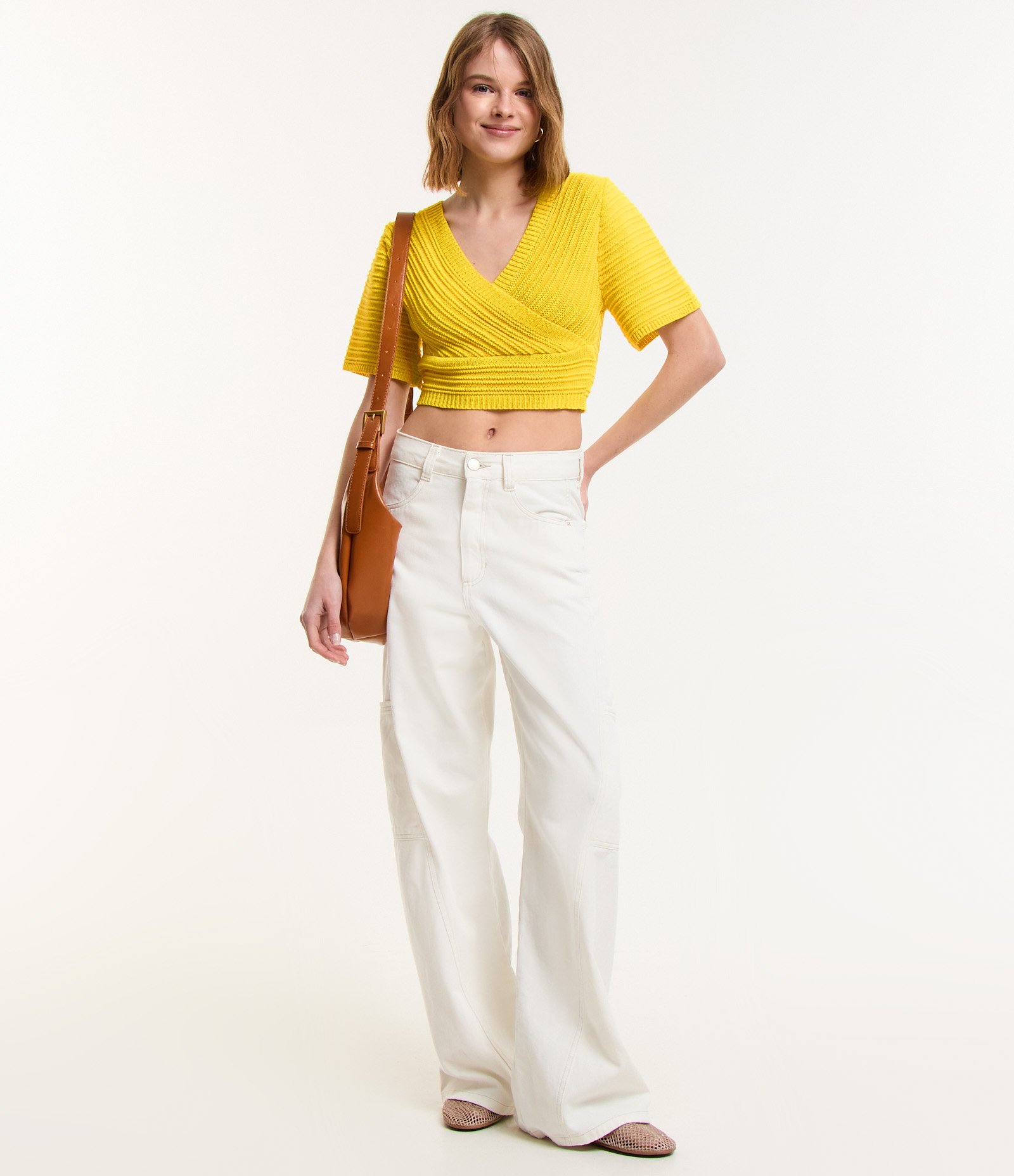 Blusa Cropped em Tricô com Ponto Diferenciado e Manga Curta Amarelo 2