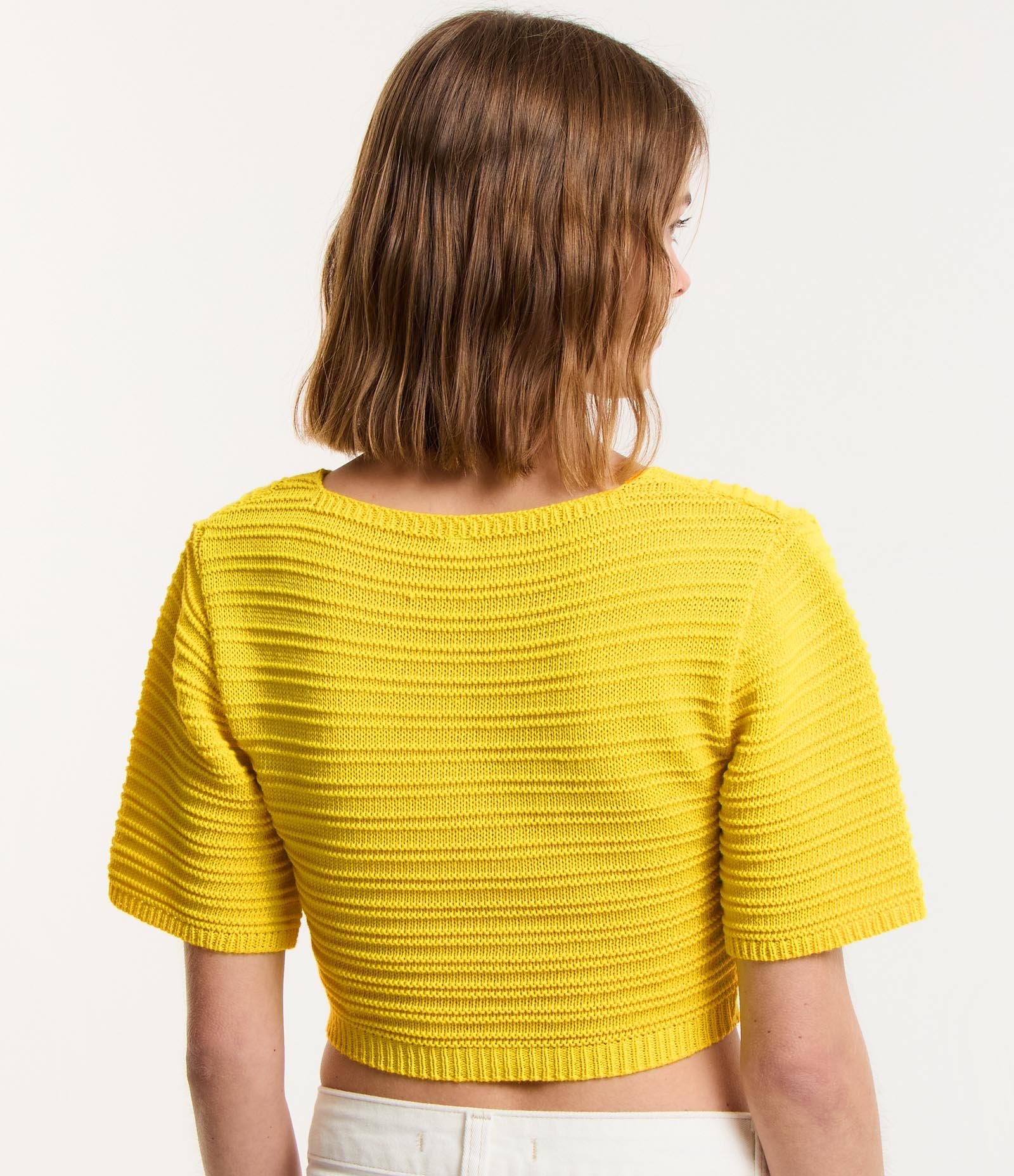 Blusa Cropped em Tricô com Ponto Diferenciado e Manga Curta Amarelo 3
