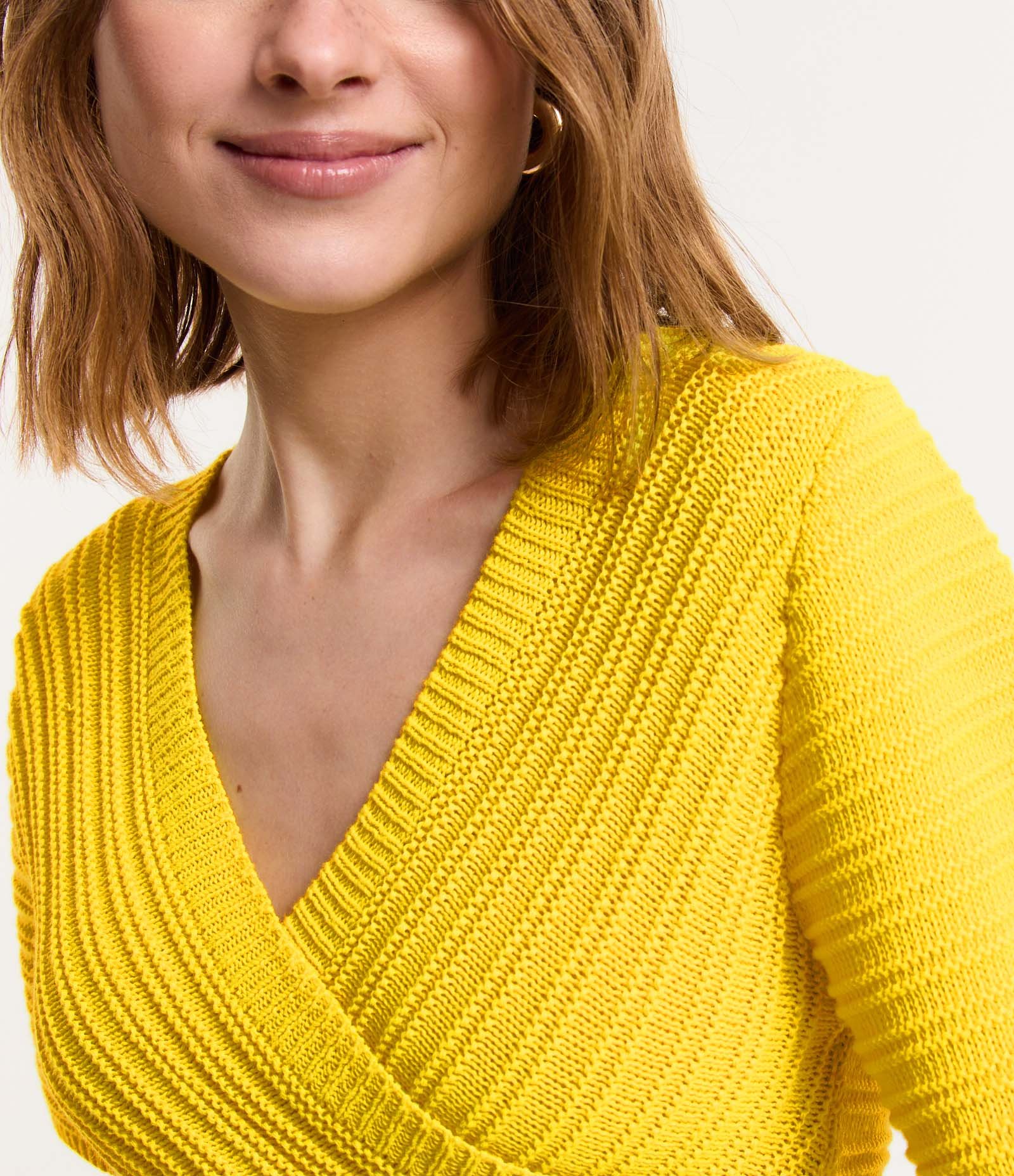 Blusa Cropped em Tricô com Ponto Diferenciado e Manga Curta Amarelo 4