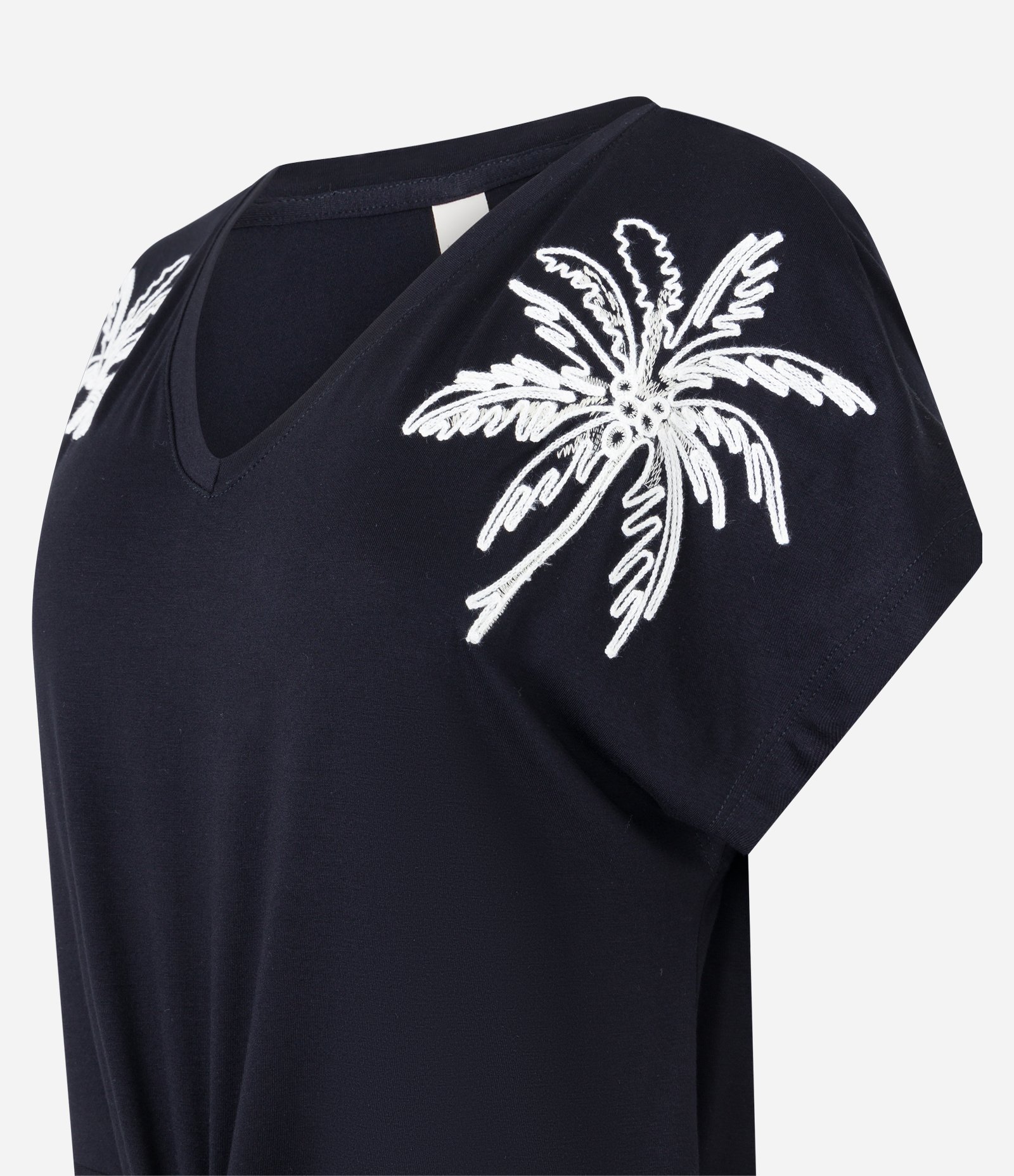 Blusa em Viscose com Amarração na Barra e Bordado de Coqueiros Preto 6