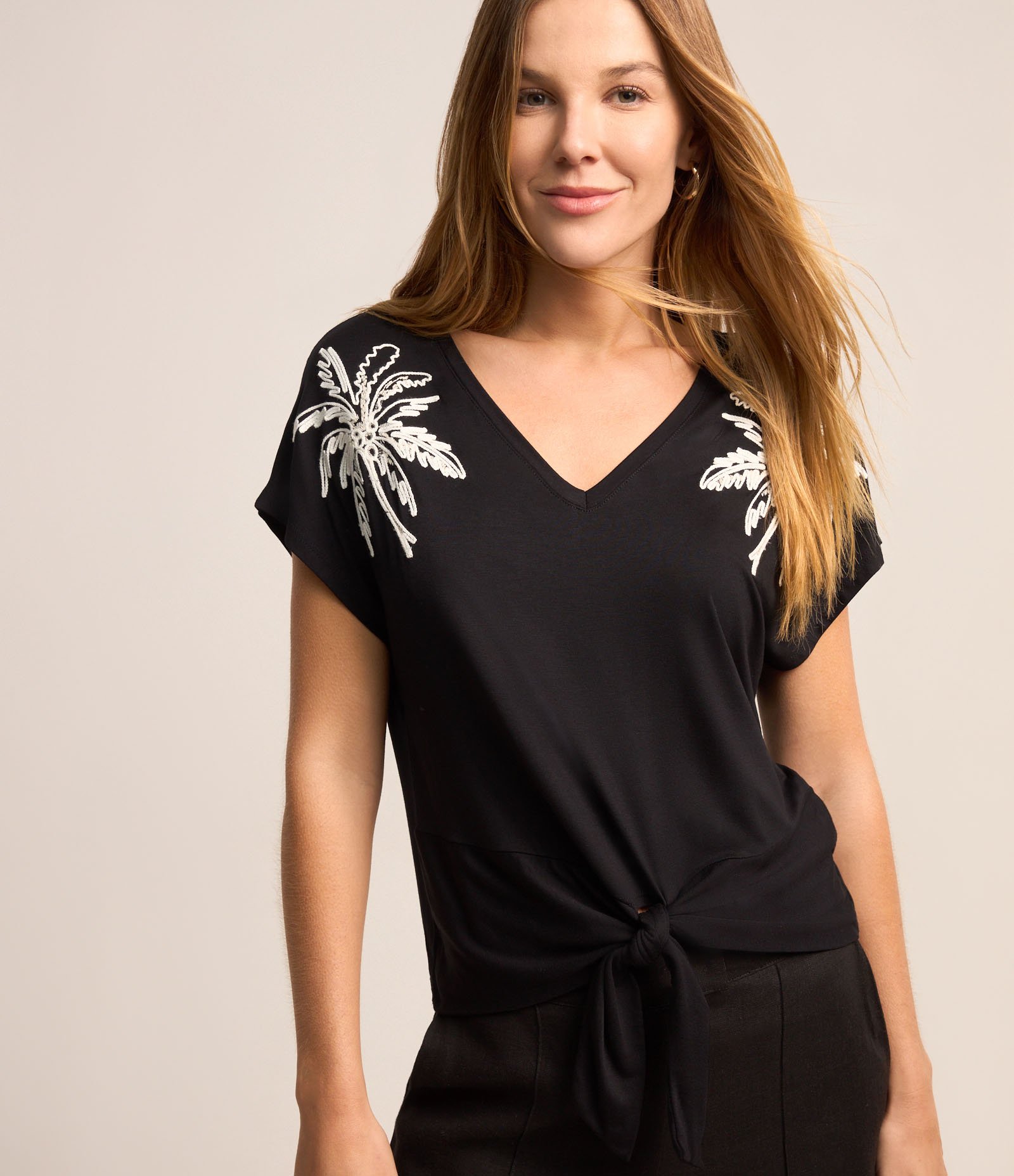 Blusa em Viscose com Amarração na Barra e Bordado de Coqueiros Preto 1