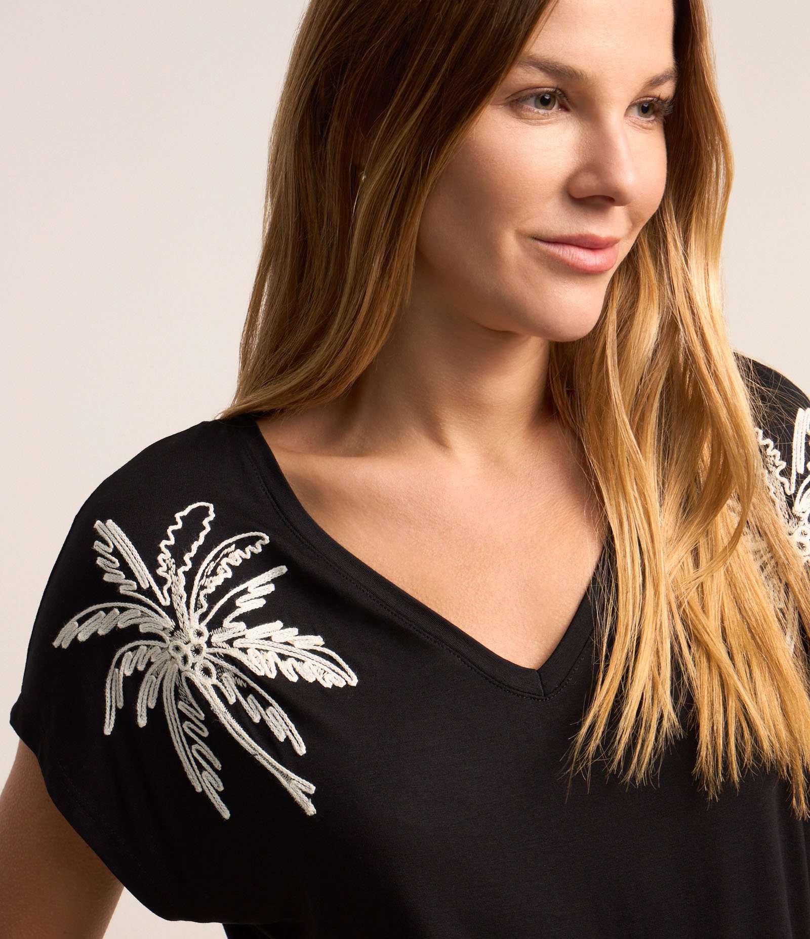 Blusa em Viscose com Amarração na Barra e Bordado de Coqueiros Preto 3