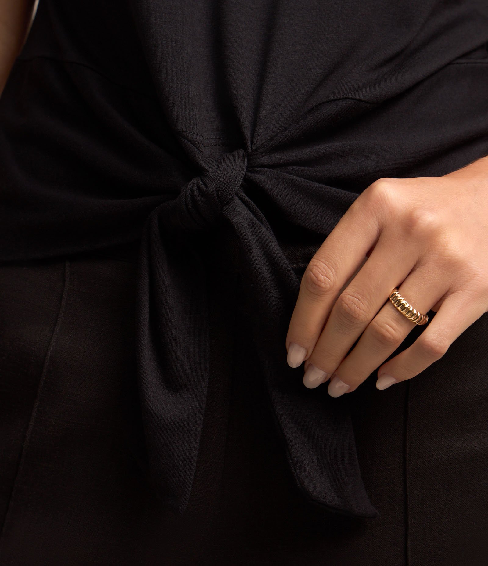 Blusa em Viscose com Amarração na Barra e Bordado de Coqueiros Preto 4