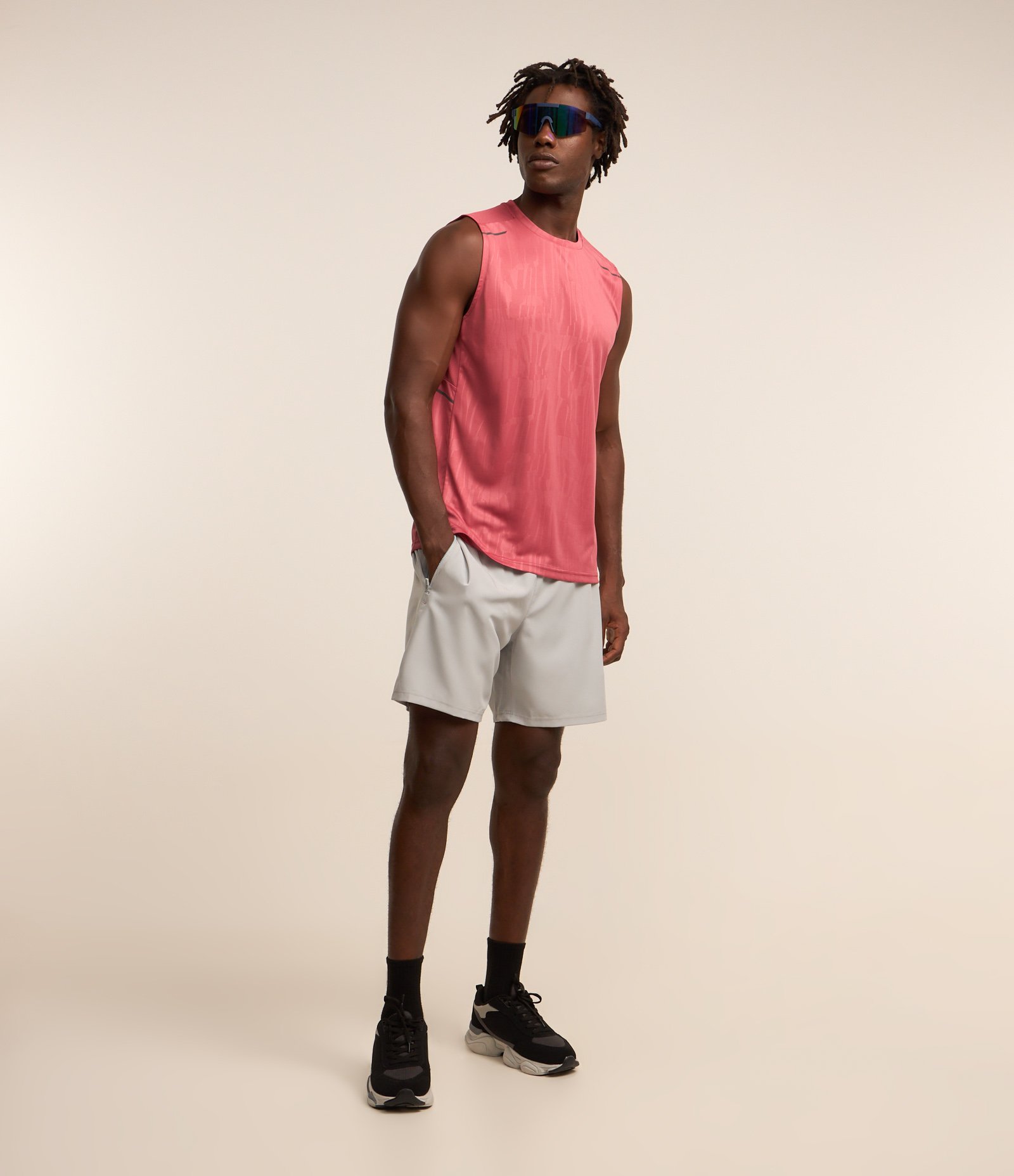 Bermuda Esportiva com Blocos de Cor e Bolsos com Zíper Cinza 1