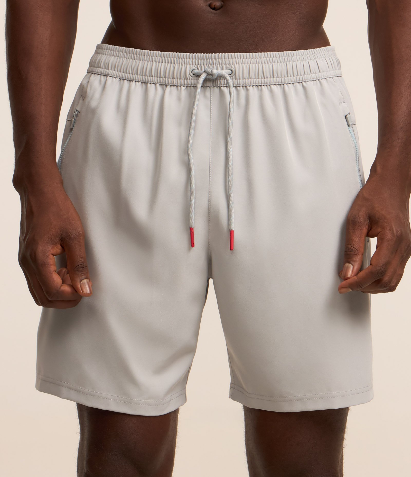 Bermuda Esportiva com Blocos de Cor e Bolsos com Zíper Cinza 2