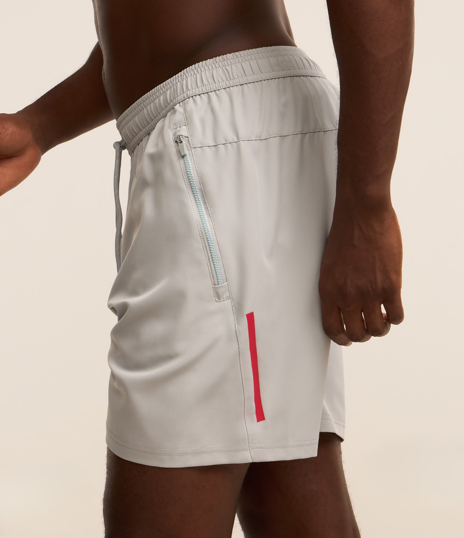 Bermuda Esportiva com Blocos de Cor e Bolsos com Zíper Cinza 4