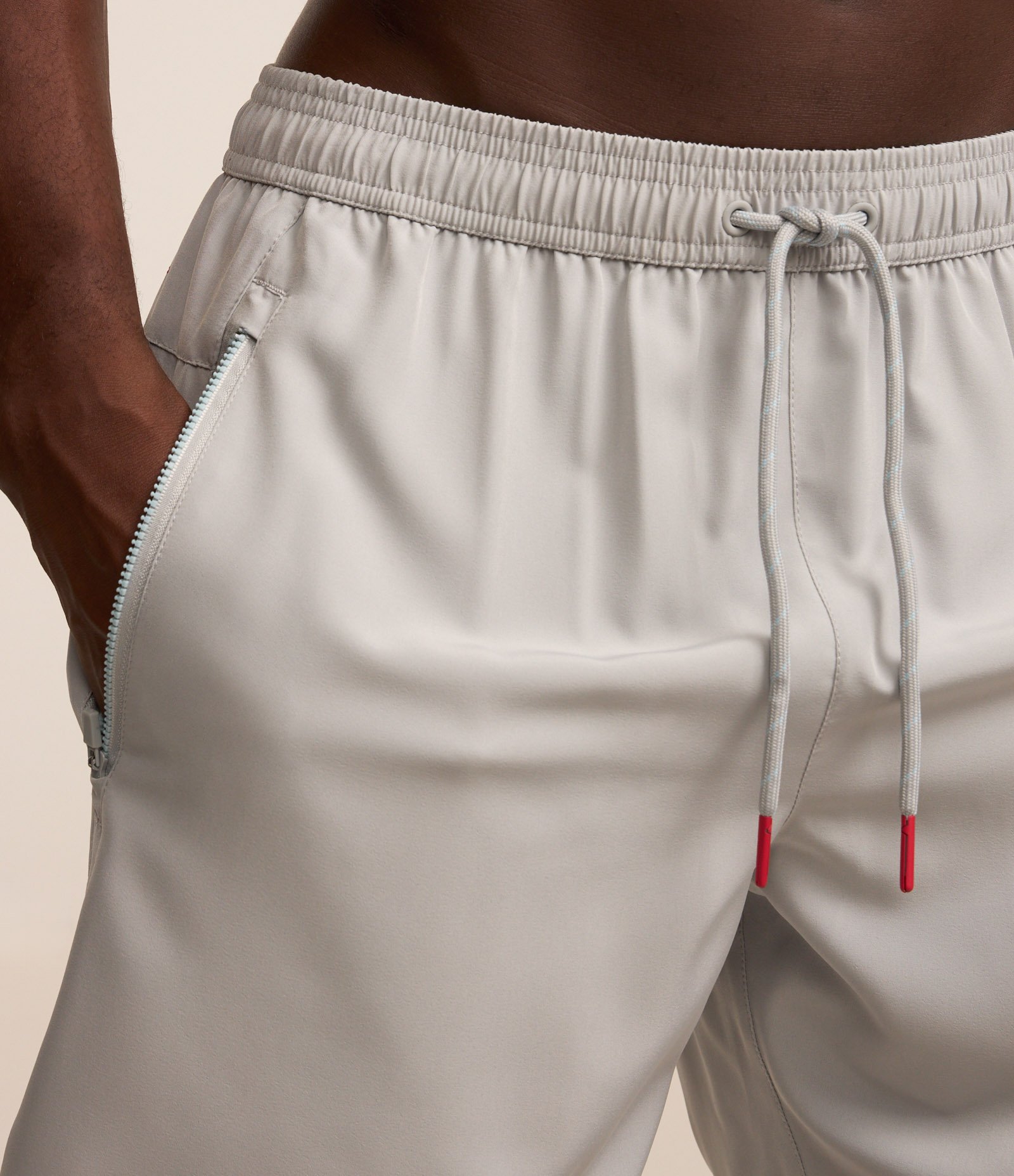 Bermuda Esportiva com Blocos de Cor e Bolsos com Zíper Cinza 5