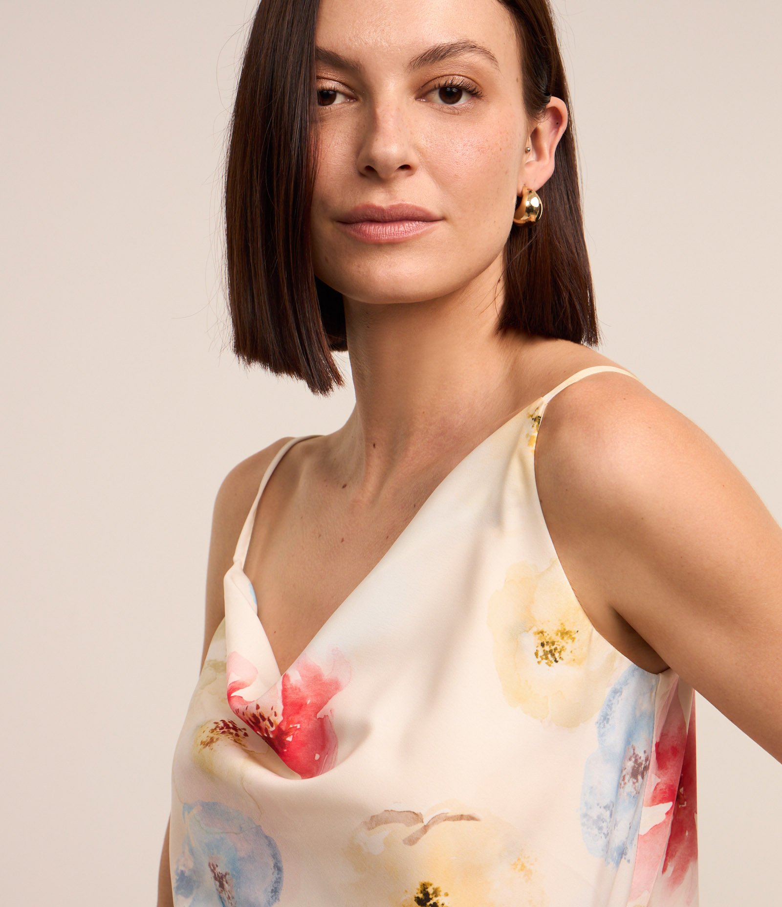 Blusa de Alcinha Acetinada com Estampada Floral e Barra Assimétrica Branco 4