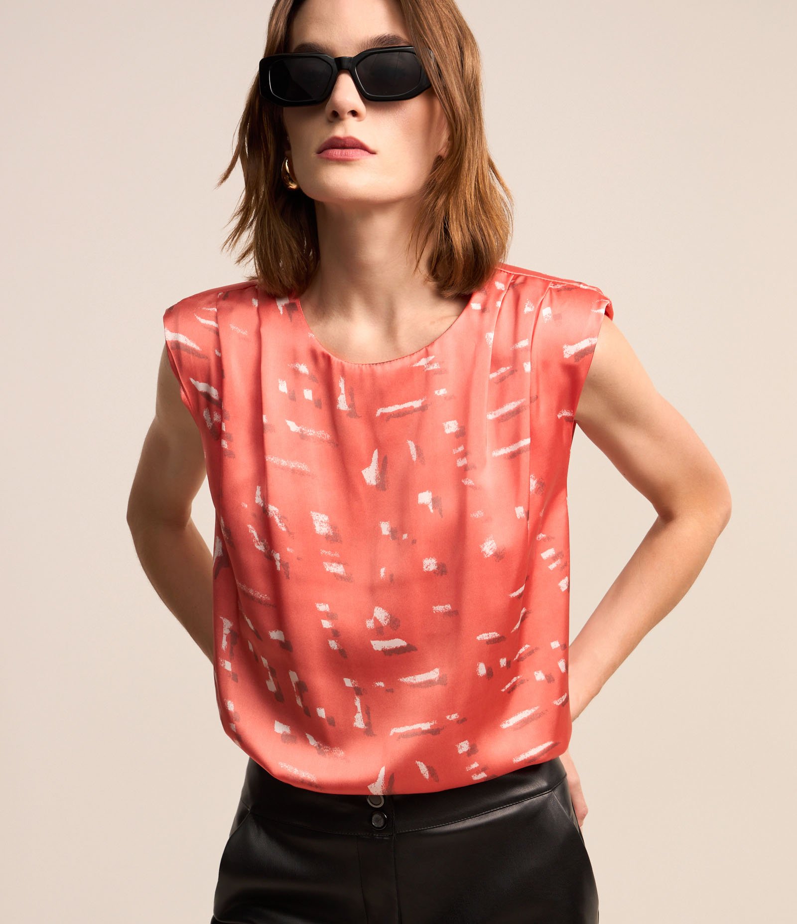 Blusa em Tecido Acetinado com Pregas no Ombro e Estampa Abstrata Rosa Coral 1