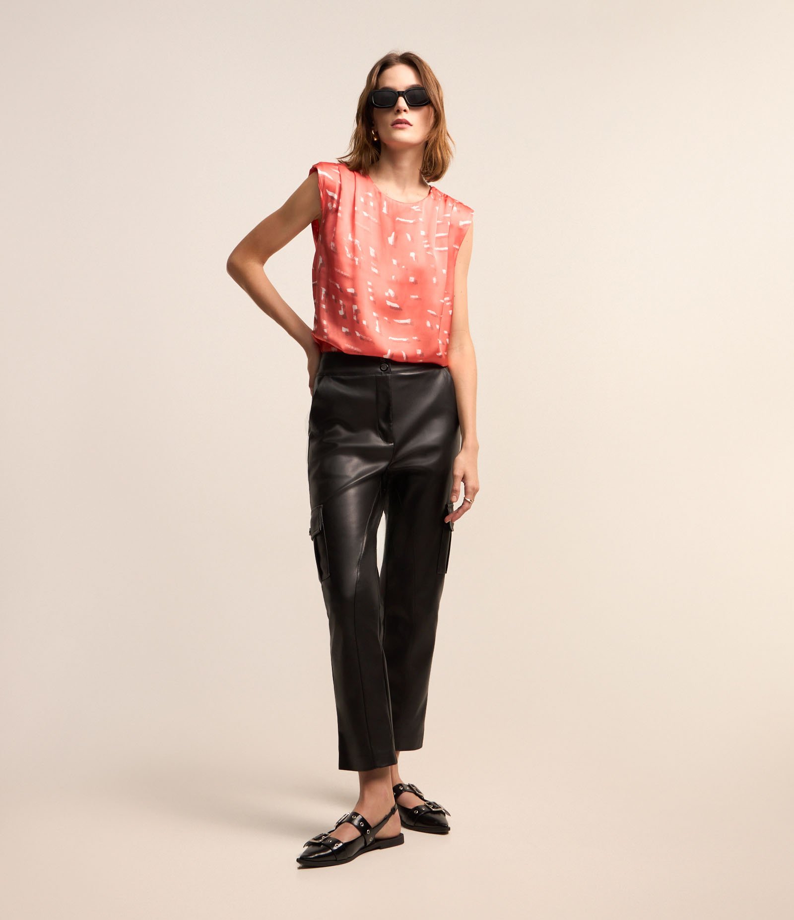 Blusa em Tecido Acetinado com Pregas no Ombro e Estampa Abstrata Rosa Coral 2
