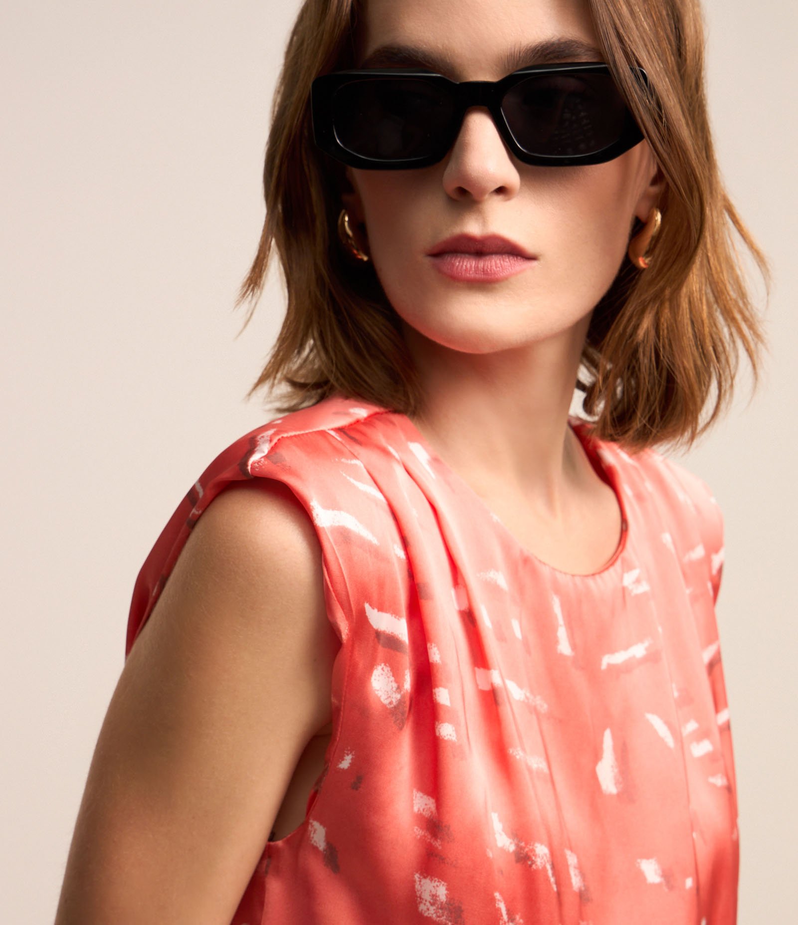 Blusa em Tecido Acetinado com Pregas no Ombro e Estampa Abstrata Rosa Coral 3