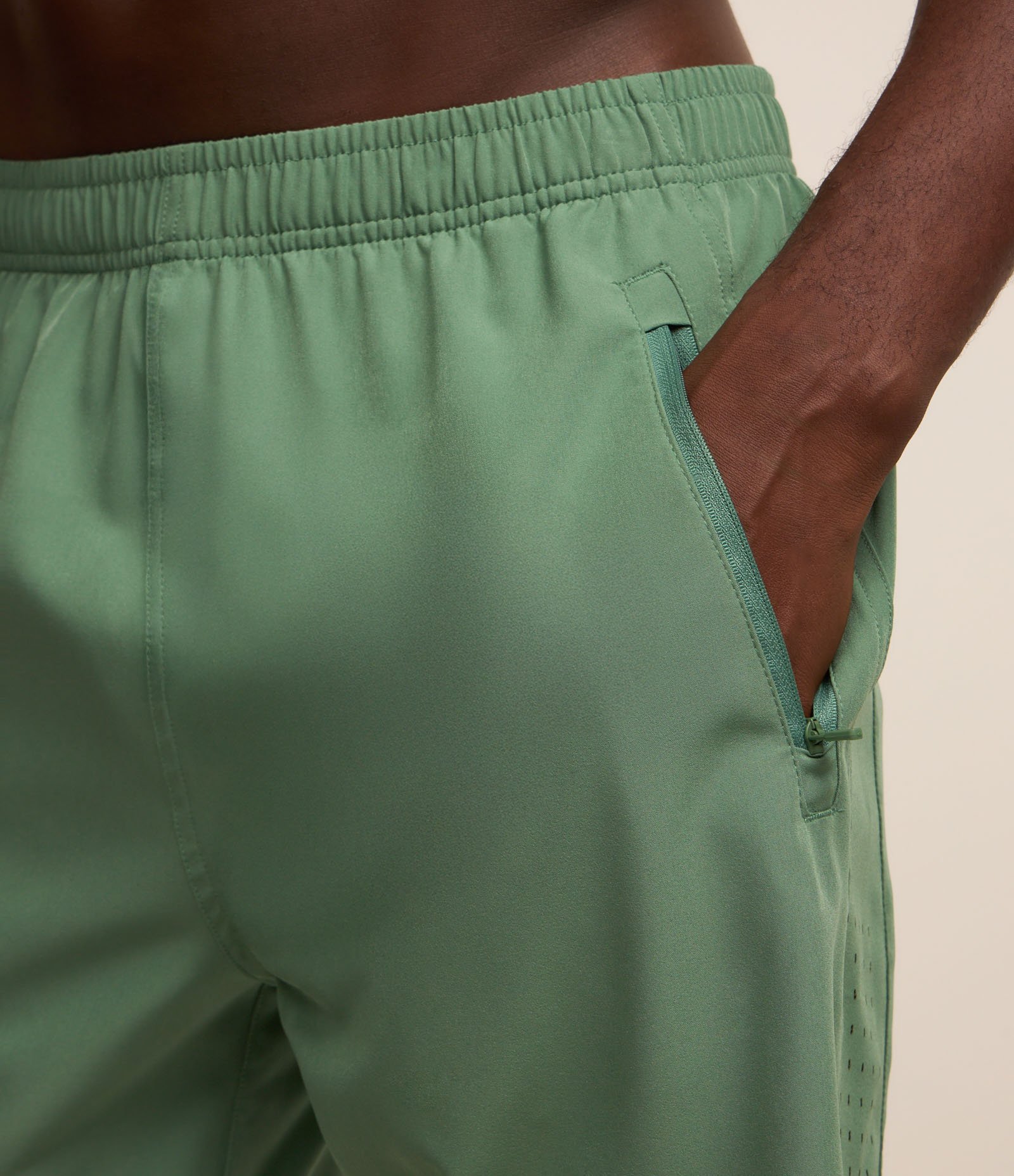 Bermuda Esportiva com Laser Cut e Bolsos com Zíper 5