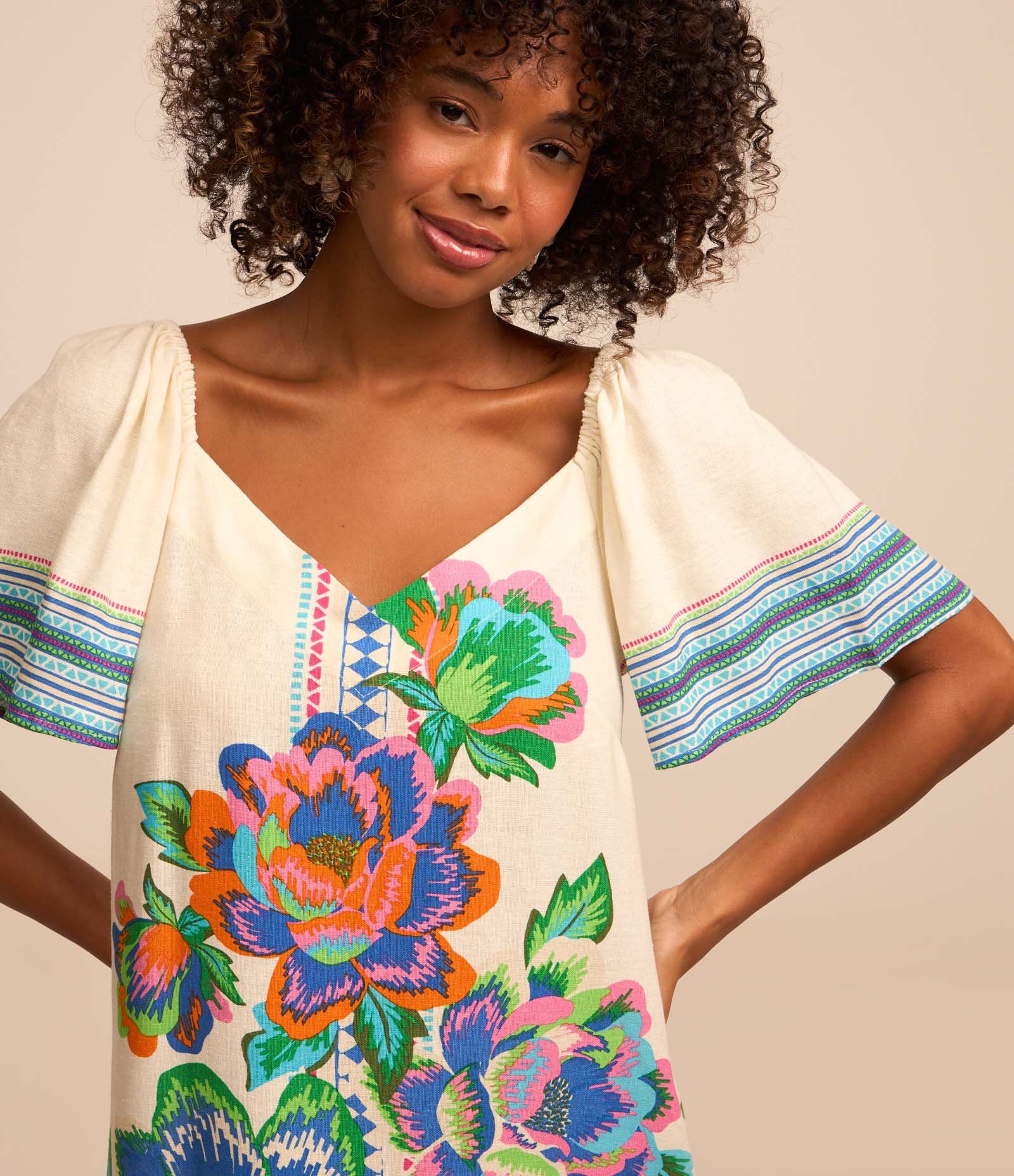 Vestido Curto em Viscose e Linho com Estampa Floral Étnica Multicores 3