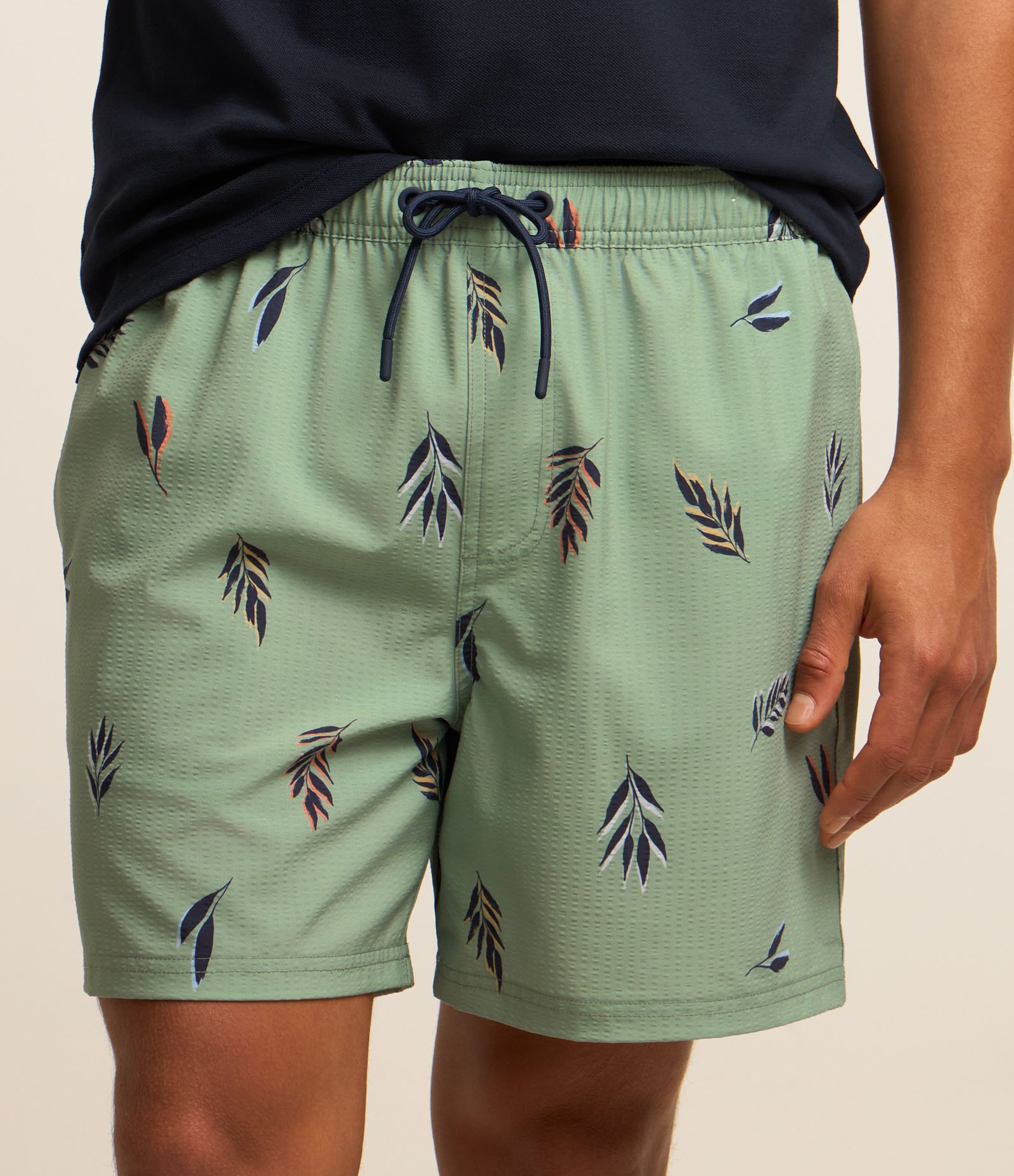 Bermuda em Microfibra com Estampa de Folhas Verde 1