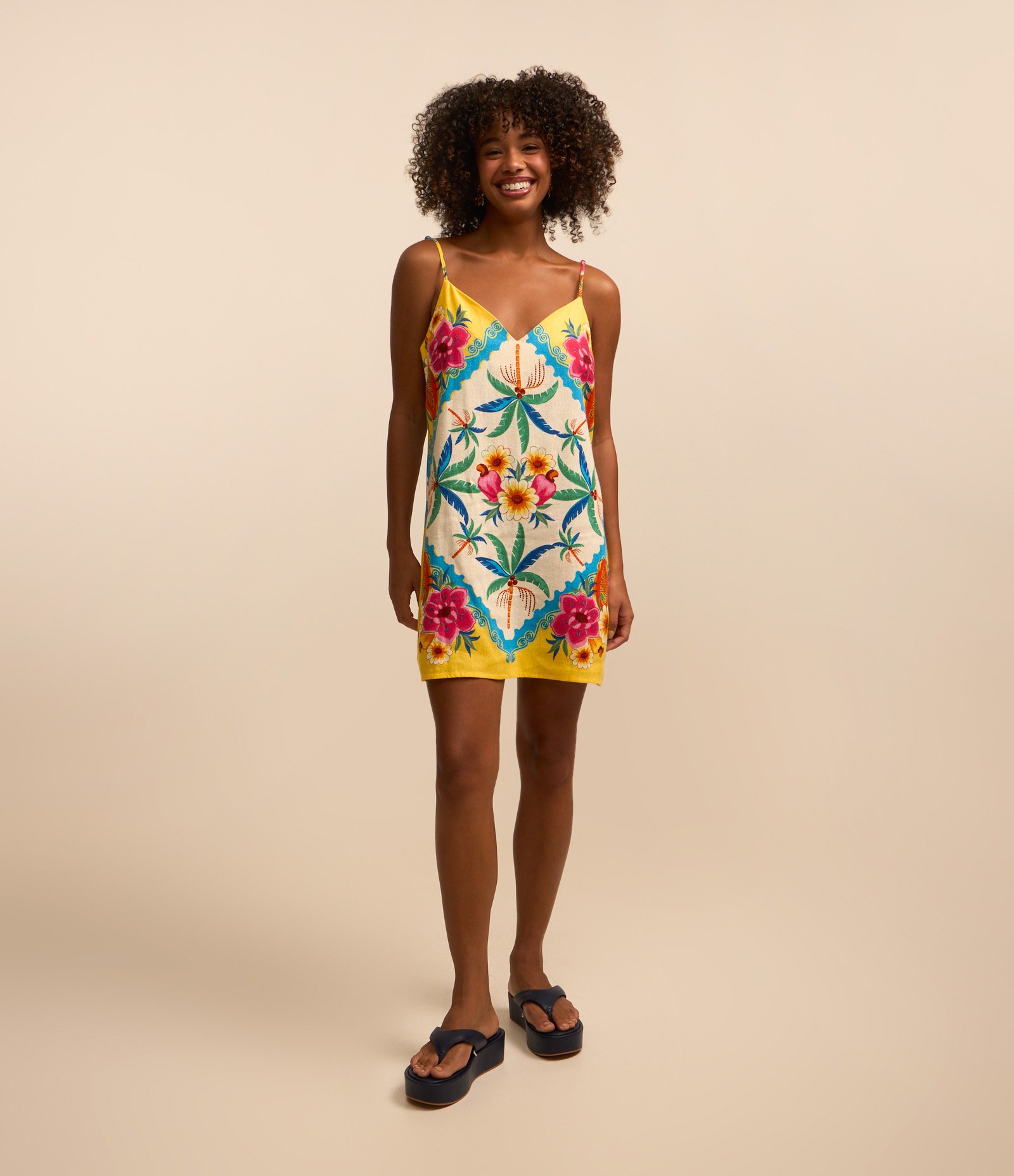 Vestido Curto em Viscose e Linho com Estampa Tropical Amarelo 2