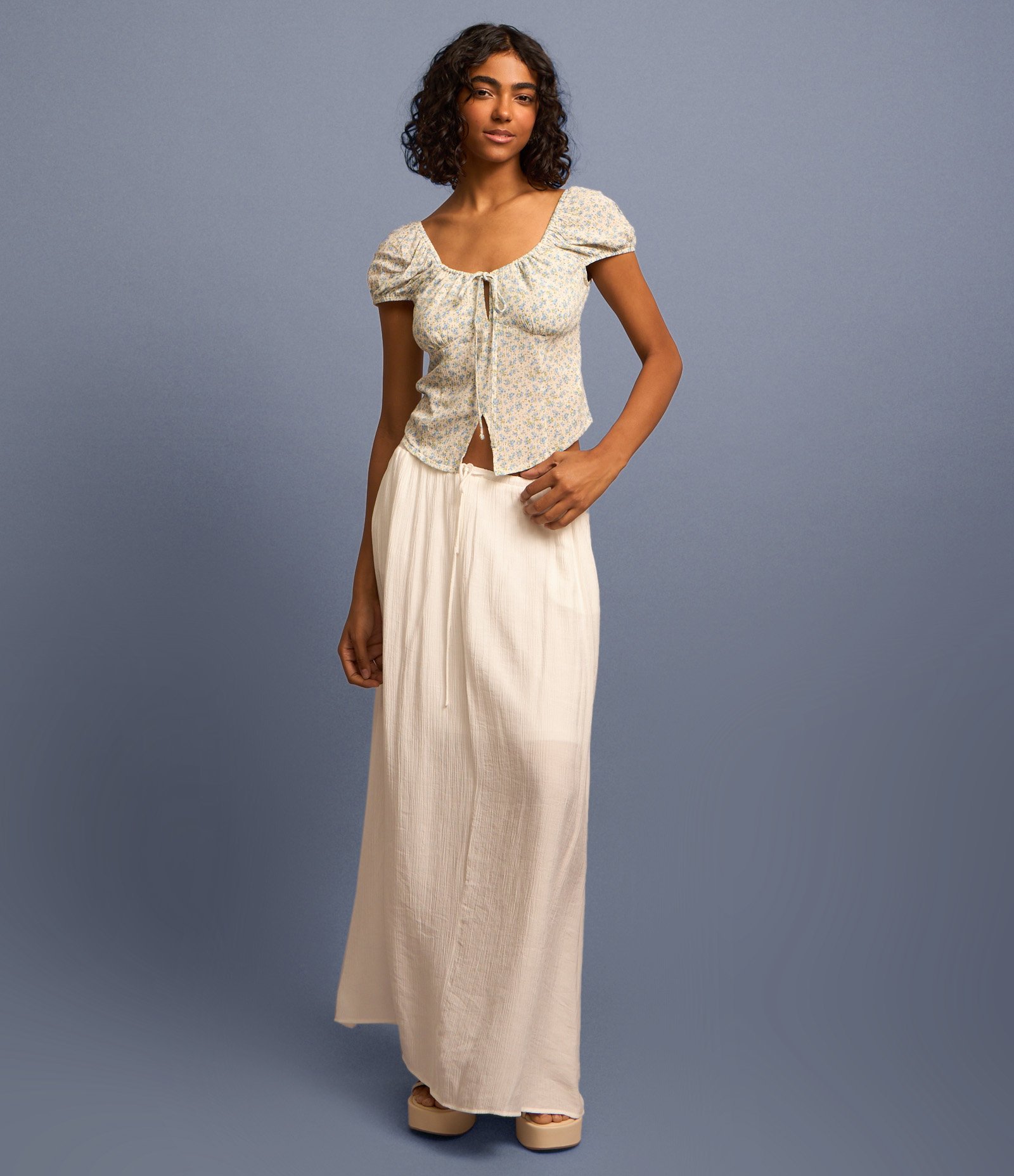 Blusa em Viscose Floral Liberty com Amarração e Abertura Frontal Branco 2