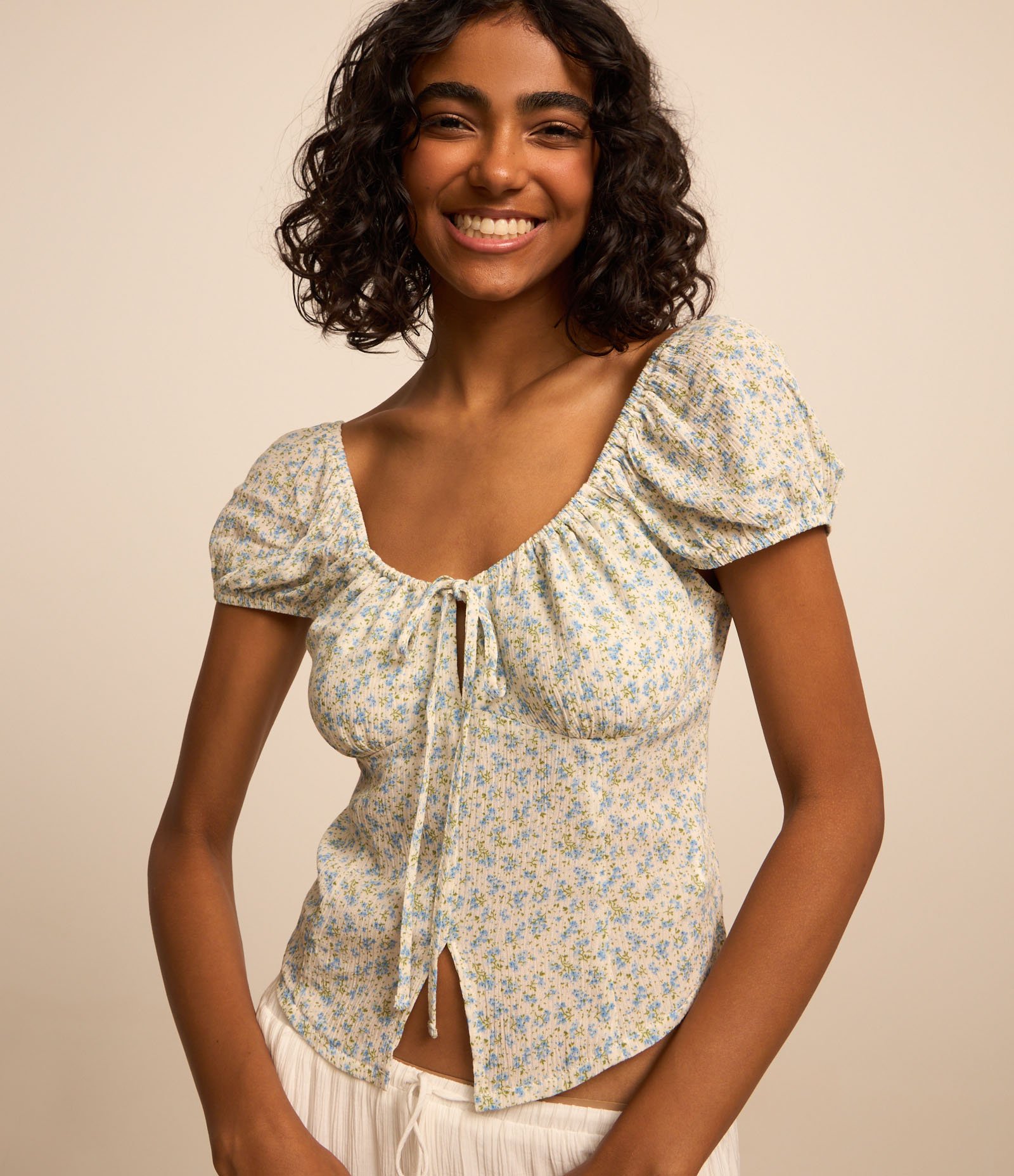 Blusa em Viscose Floral Liberty com Amarração e Abertura Frontal Branco 3