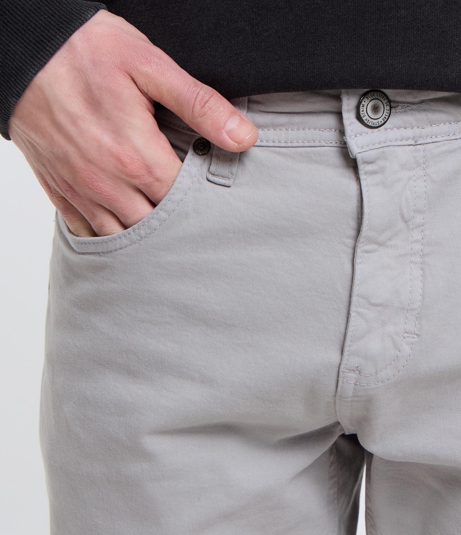 Calça Skinny Básica em Sarja com Elastano e Bolsos Cinza 4