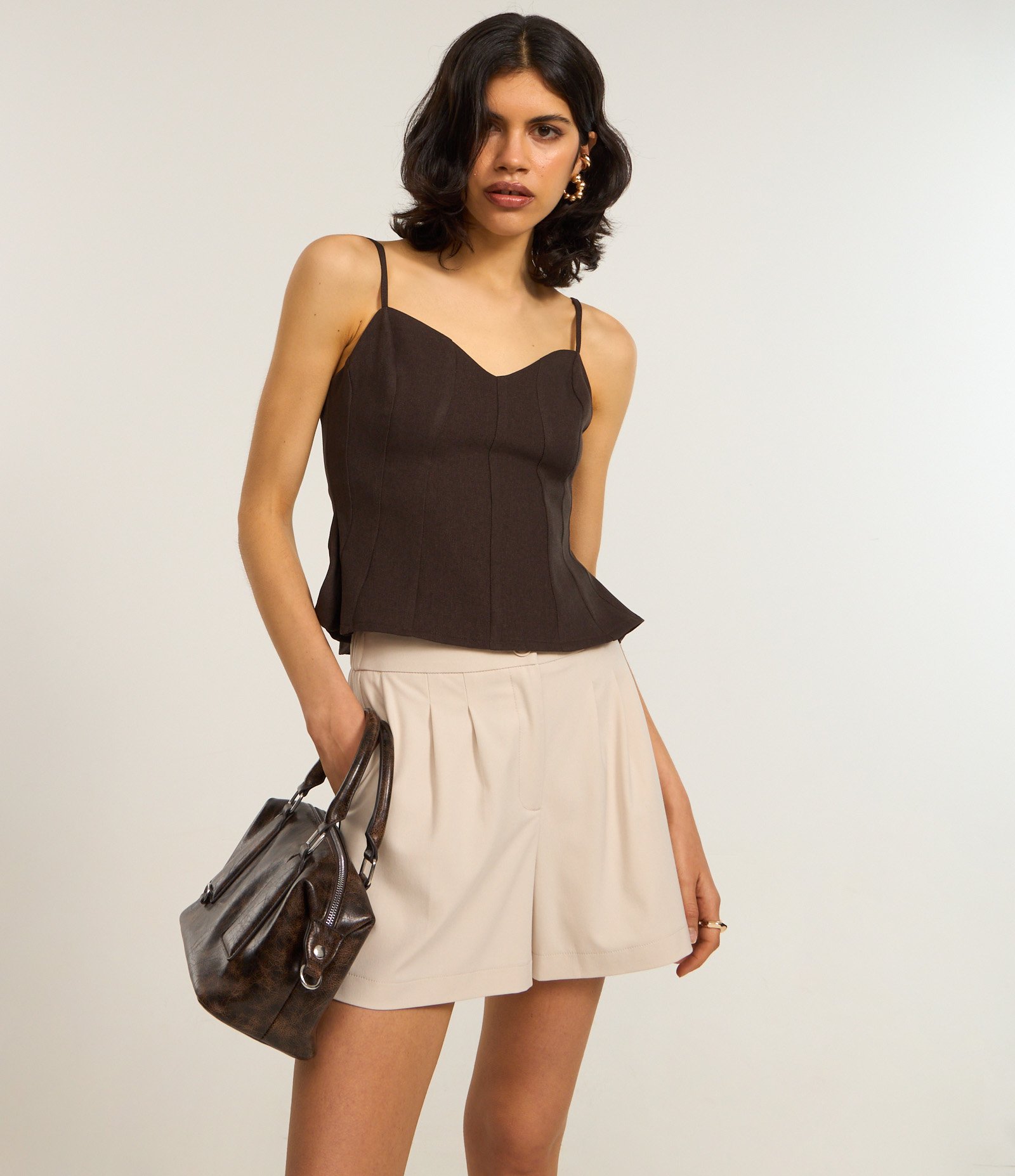 Short Alfaiatado com Pregas e Bolsos Bege Claro 1