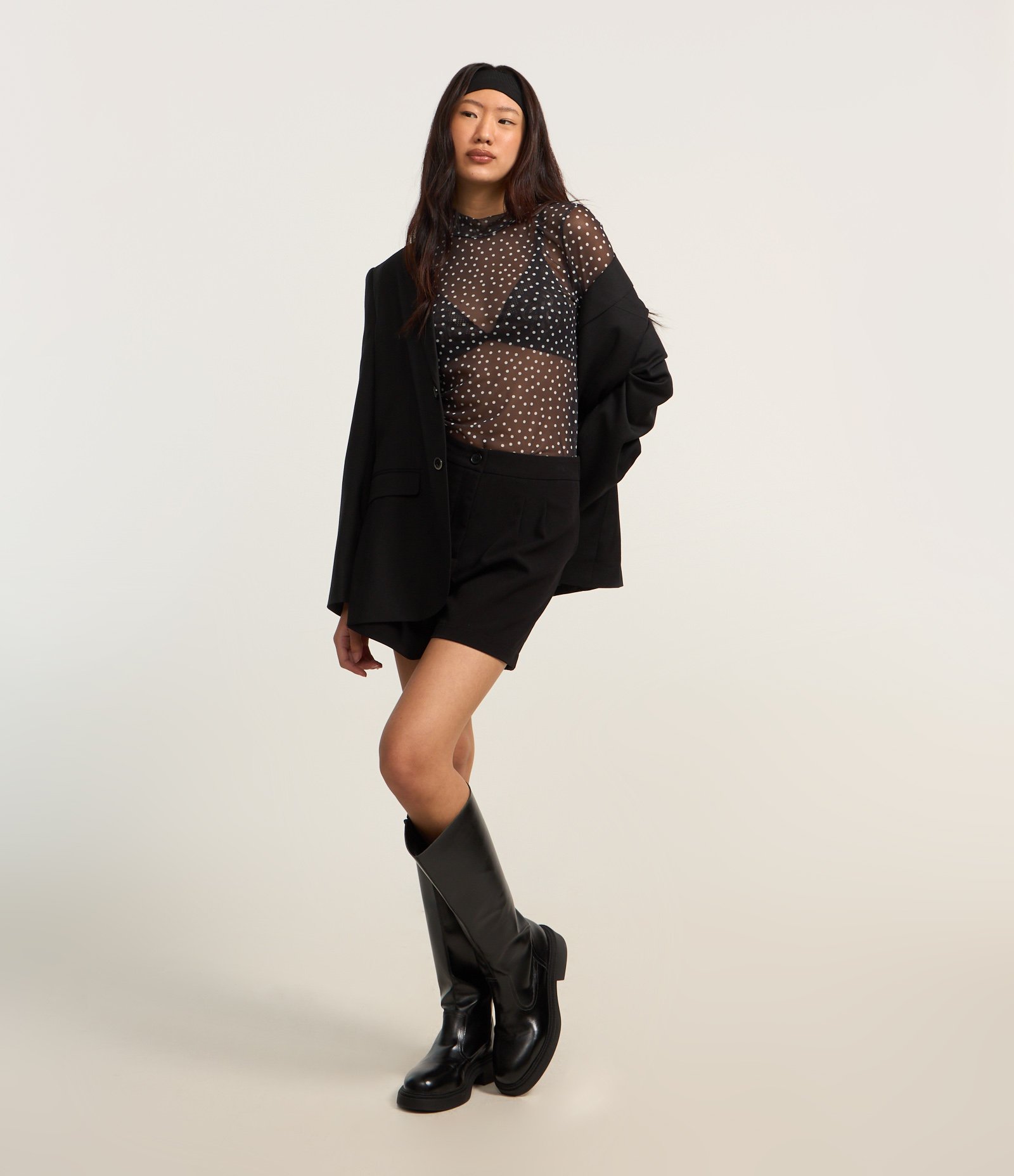 Short Alfaiatado com Pregas e Bolsos Preto 1