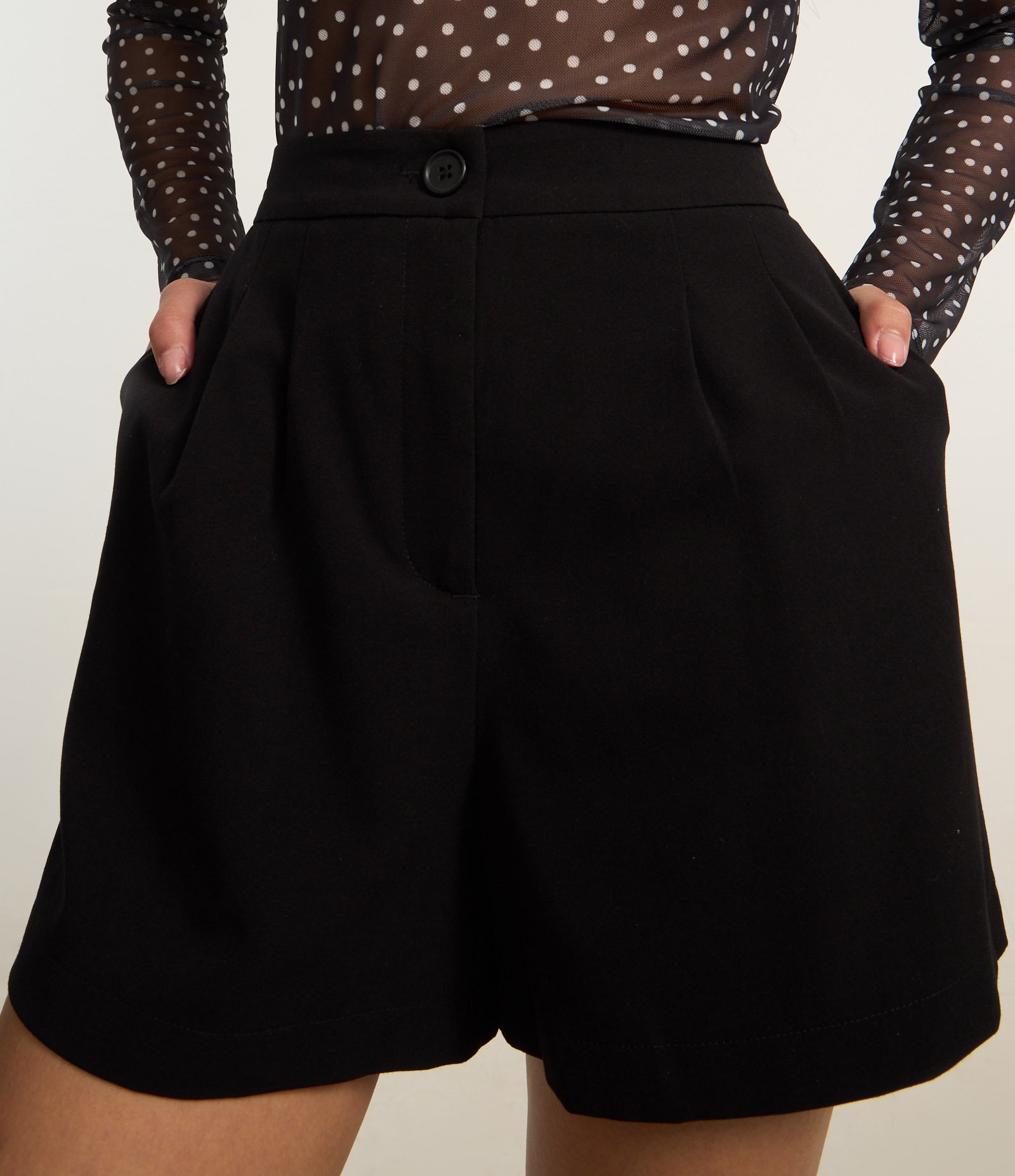 Short Alfaiatado com Pregas e Bolsos Preto 4
