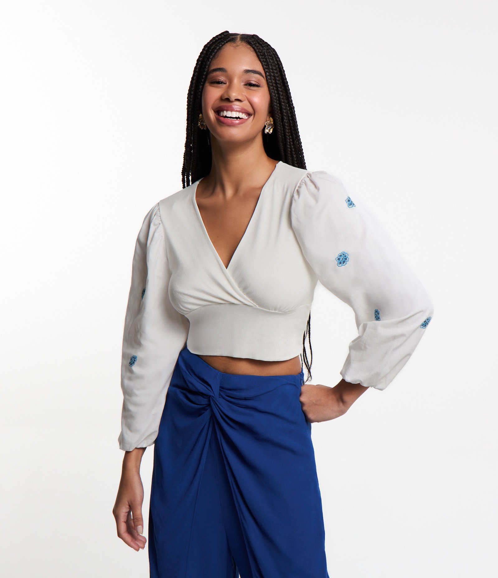 Blusa Cropped Transpassado com Bordados nas Mangas Off White 1